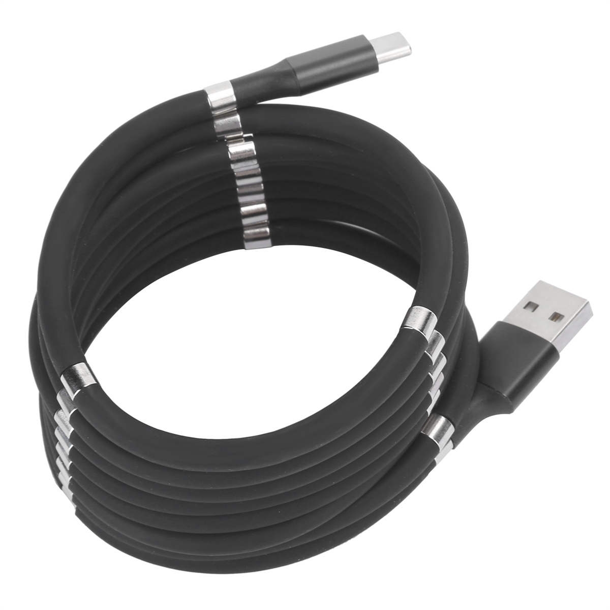 Ein schwarzes, aufgerolltes Ladekabel mit einem USB-A-Anschluss und einem Magnetanschluss, vor weißem Hintergrund.