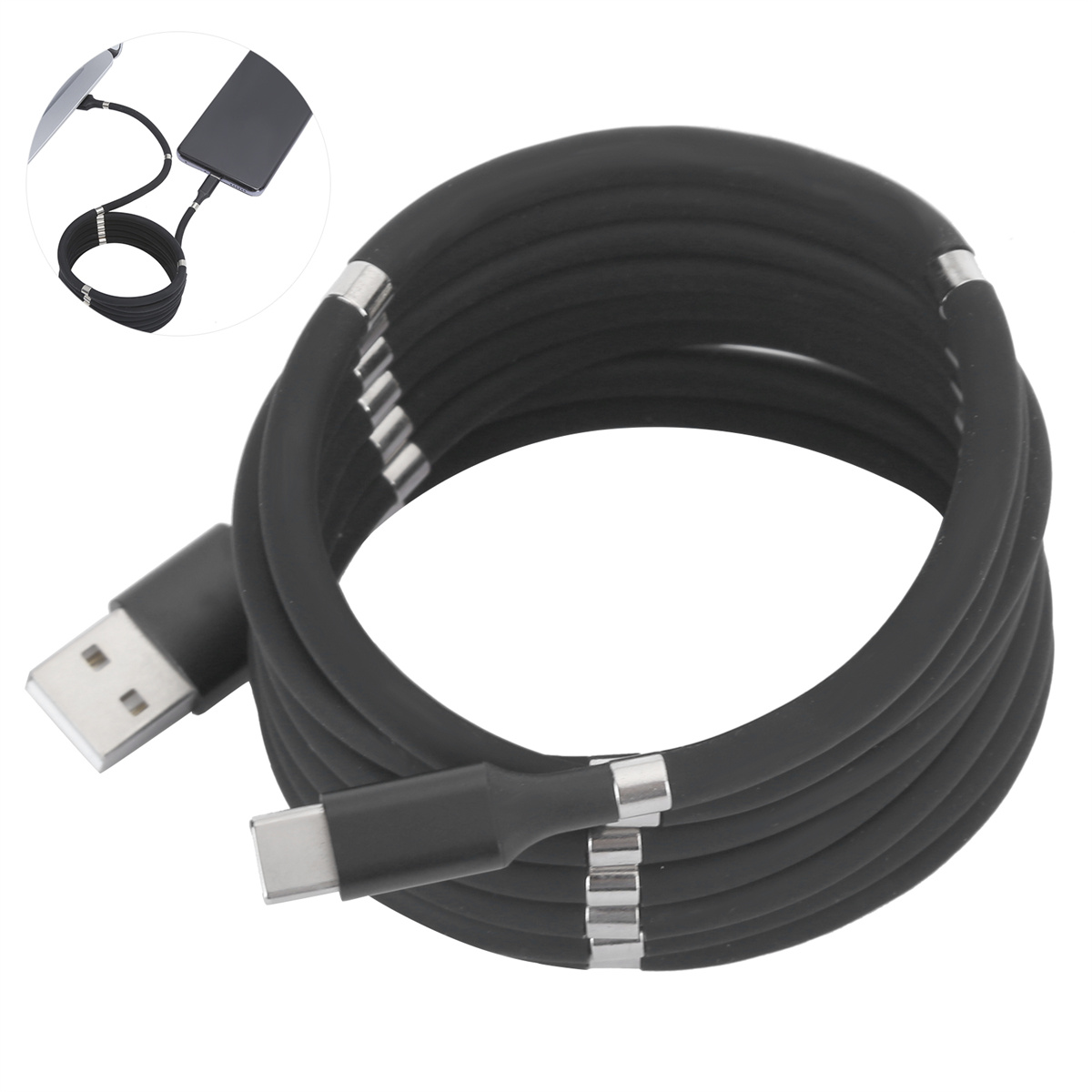 Schwarzes Ladekabel mit USB- und Typ-C-Anschlüssen. Nahaufnahme der Anschlüsse und des Kabels.