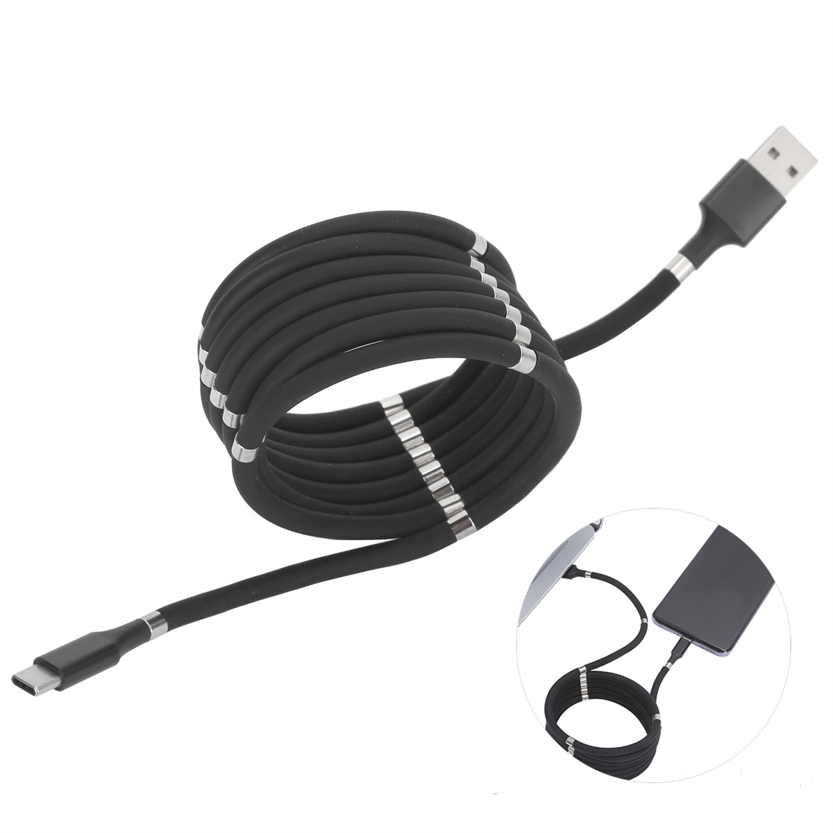 Schwarz aufgerolltes Ladekabel mit USB- und USB-C-Anschlüssen. Kleines Telefon-Setup.