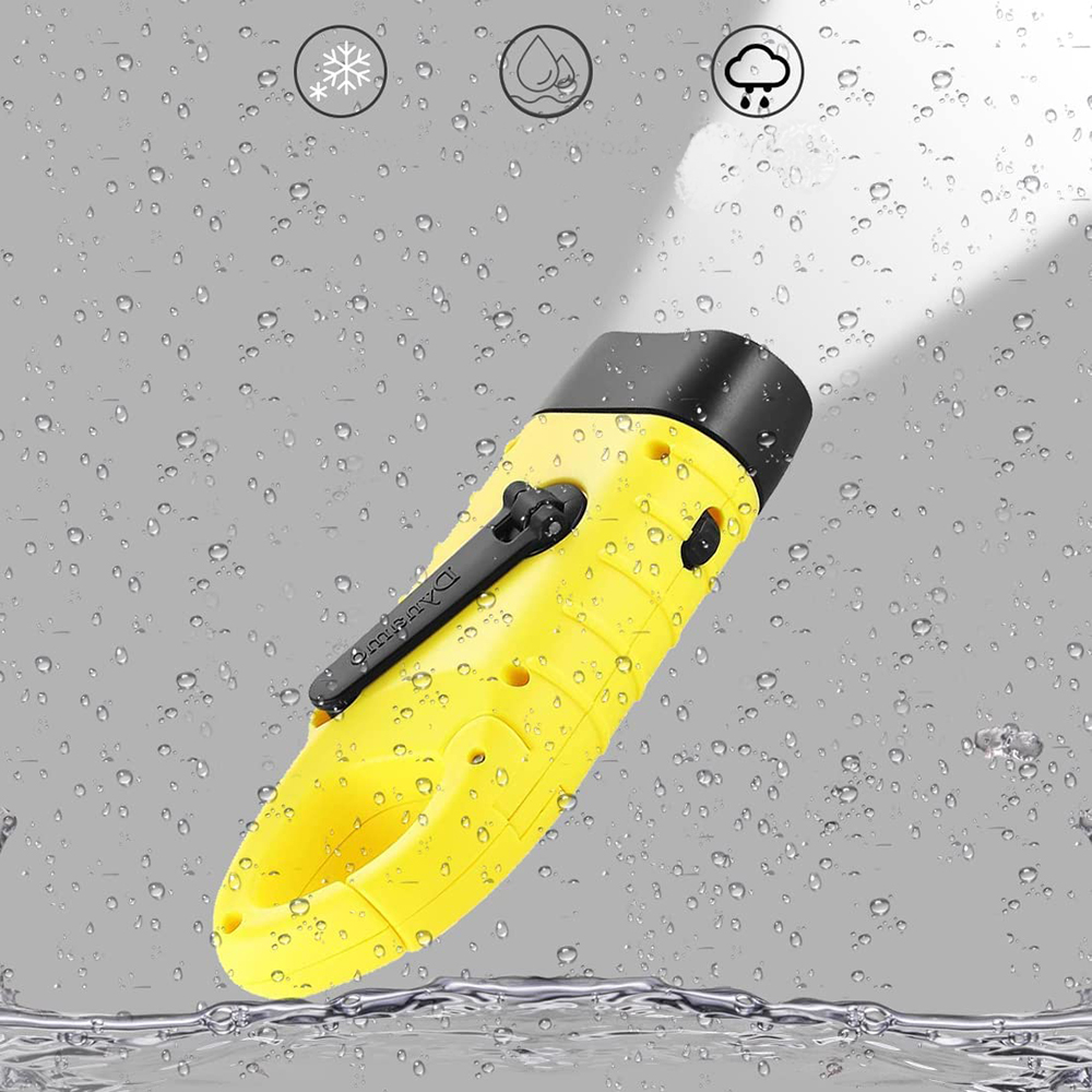 Gelbe Taschenlampe mit schwarzem Griff, Hintergrund mit Wassertropfen.