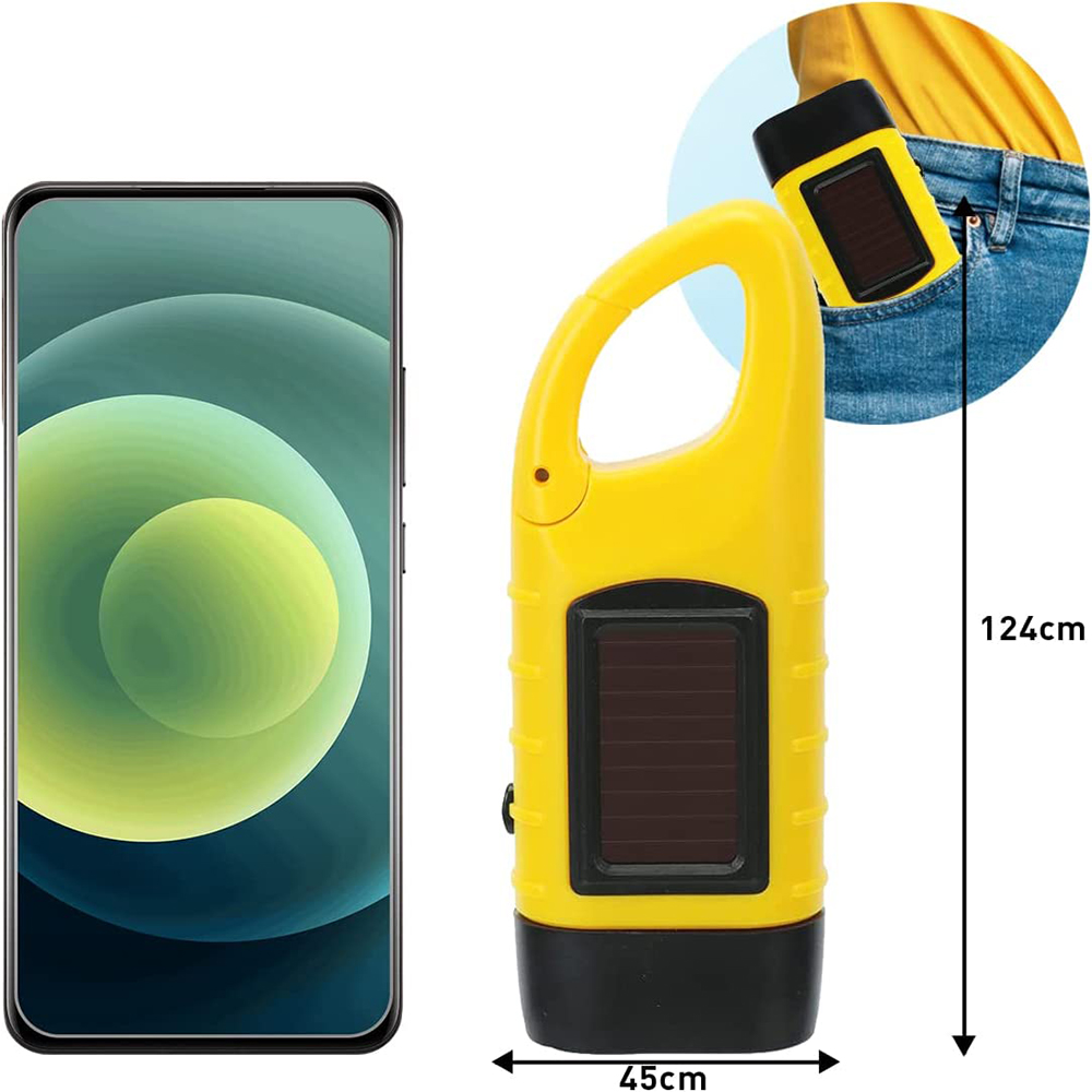 Gelbe Taschenlampe mit Abmessungen. Die Tasche einer Person hält eine kleinere Taschenlampe. Ein Telefon steht links.
