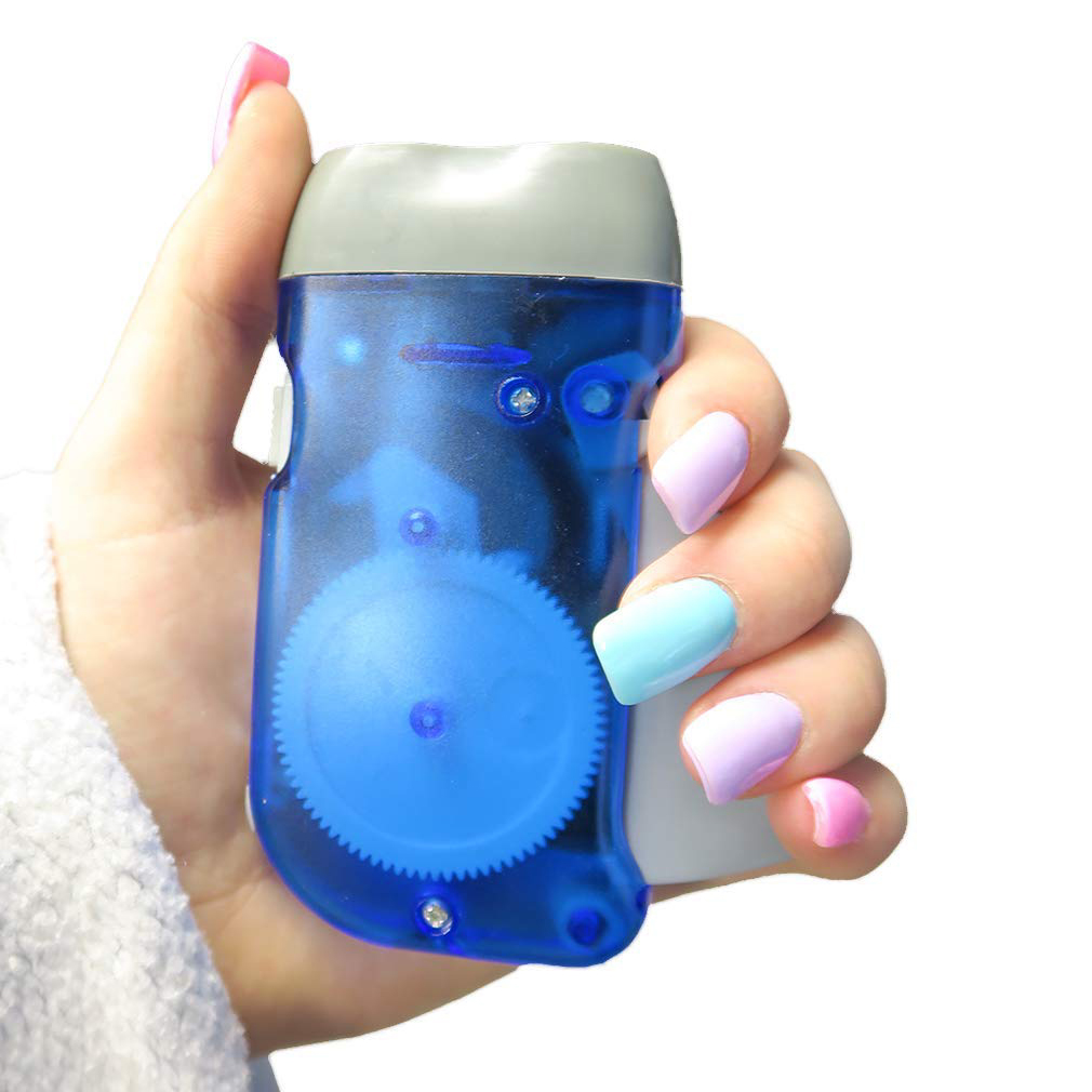 Eine Hand hält eine blaue Taschenlampe mit einem Zahnrad. Die Nägel sind in Pastellfarben lackiert.