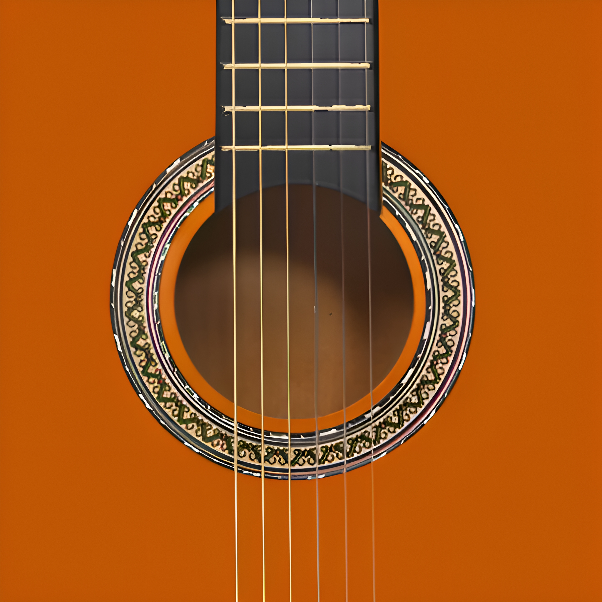 Nahaufnahme eines klassischen Gitarrenschalllochs und der Saiten, auf einem orange-braunen Gitarrenkorpus.