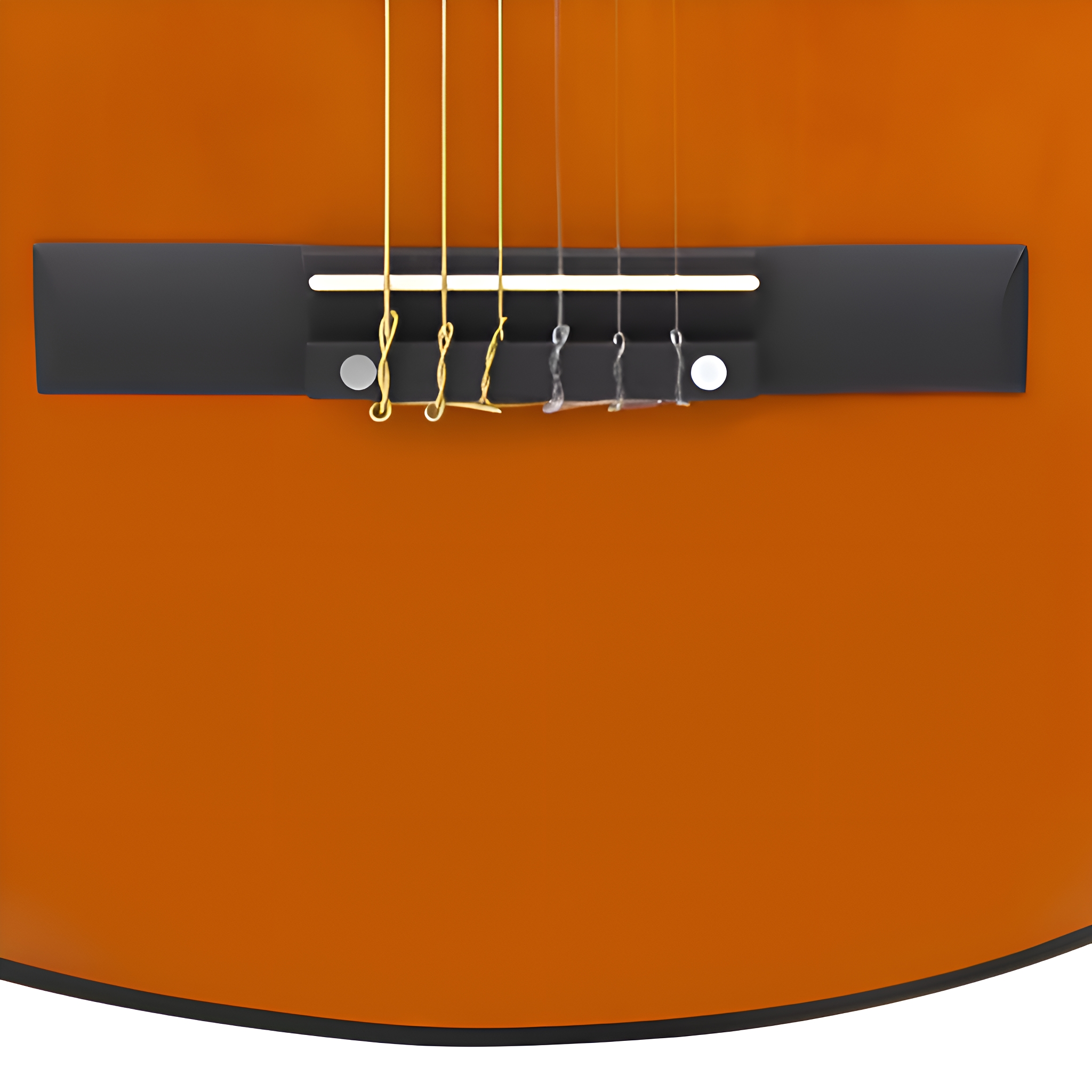 Nahaufnahme eines Gitarrenstegs mit Saiten auf einem braunen Gitarrenkorpus.