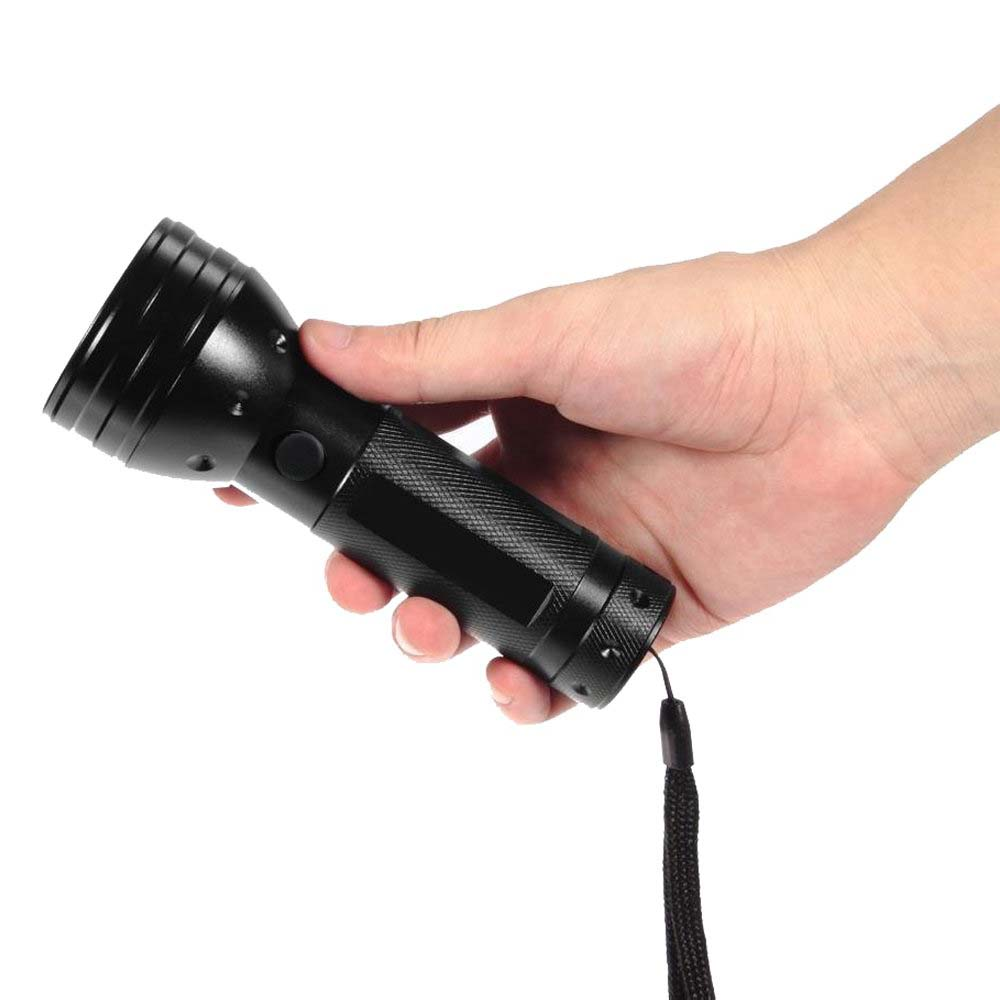 Eine schwarze Taschenlampe in der Hand gehalten. Die Taschenlampe hat einen Riemen.