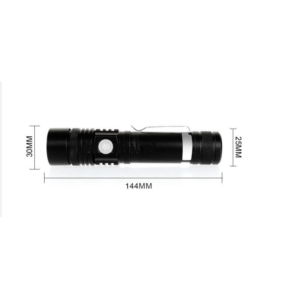 Schwarze Taschenlampe mit weißen Akzenten. Maße: 30 mm Breite, 144 mm Länge und 25 mm Durchmesser.