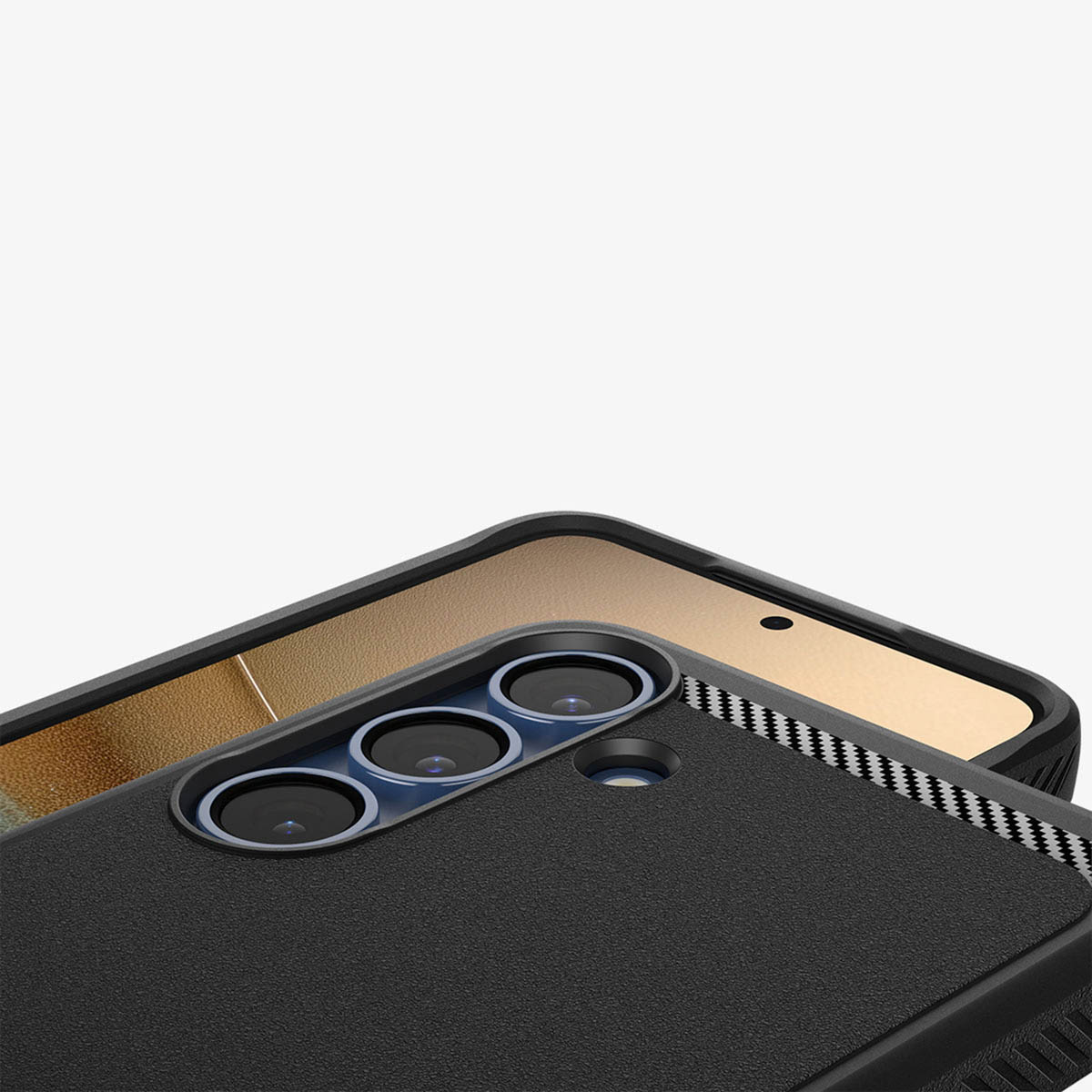Téléphone avec trois lentilles de caméra. Coque noire, avec dos texturé. Fond blanc.
