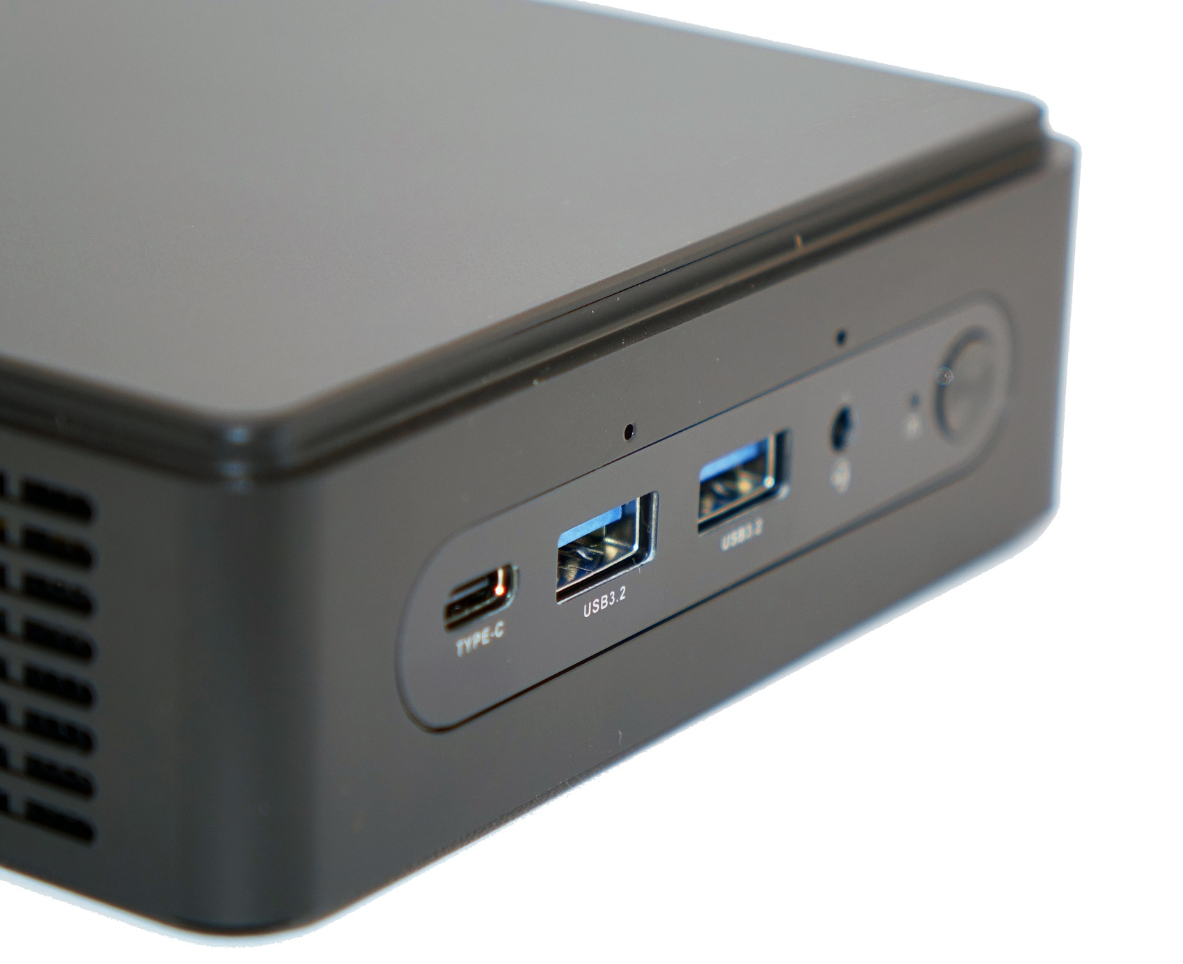 Zbliżenie czarnego mini komputera z portami USB i portem Type-C.