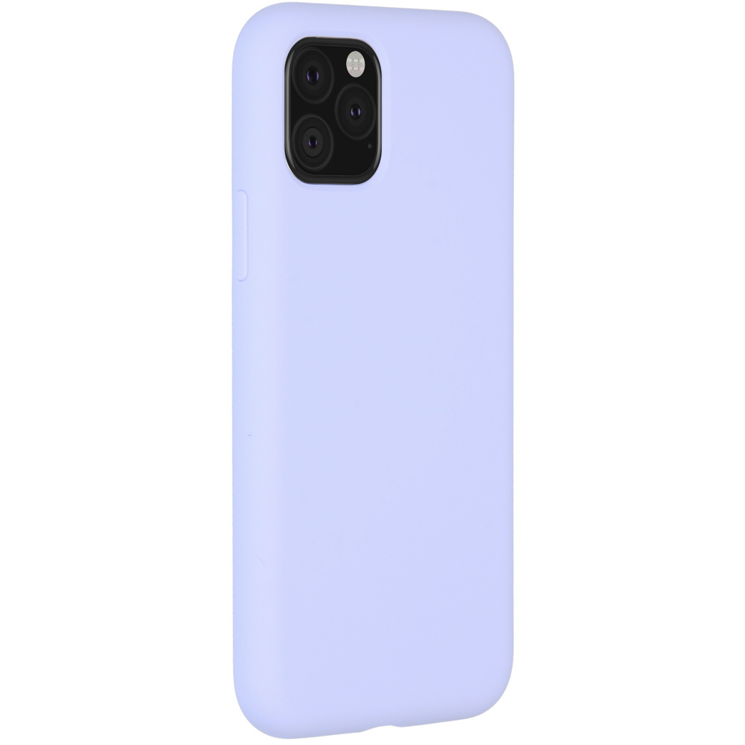 Une coque de téléphone violet clair sur fond blanc. La coque a une bosse de caméra.