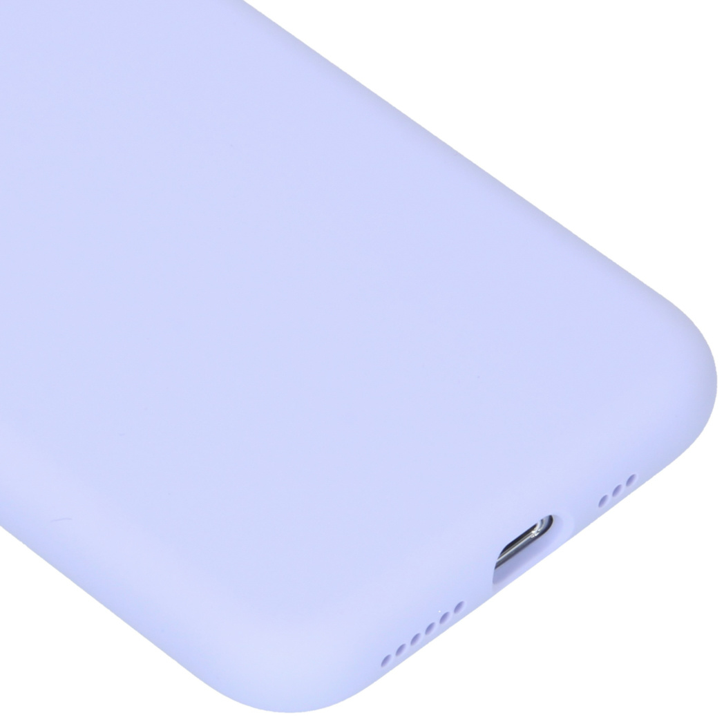 Gros plan sur une coque de téléphone violet clair. Montre le port de chargement et les trous des haut-parleurs.