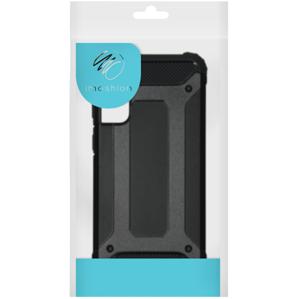 Een telefoonhoesje in een transparante plastic verpakking. De hoes is zwart en grijs met het imoshion-logo.