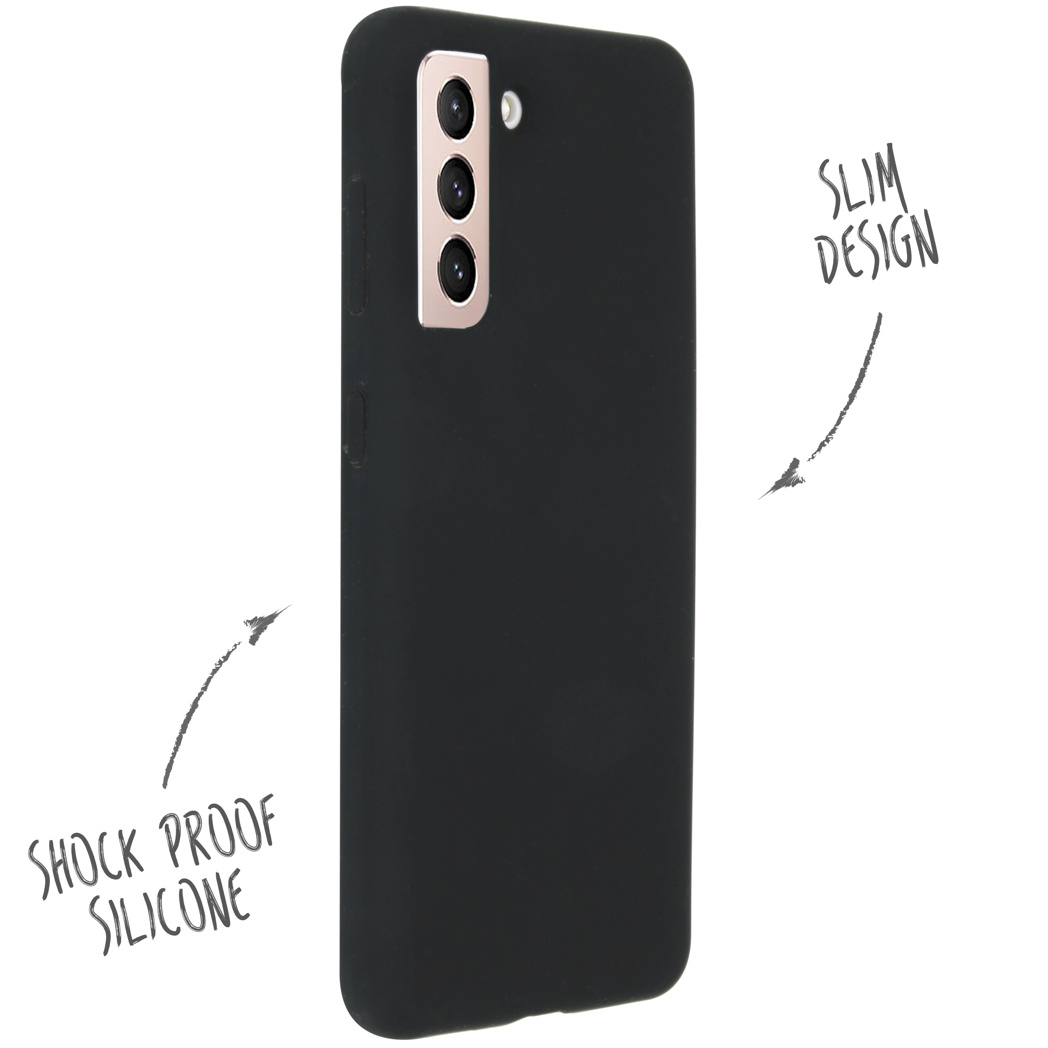 Een persoon die een telefoon in een zwarte hoes in zijn zak steekt, close-up.