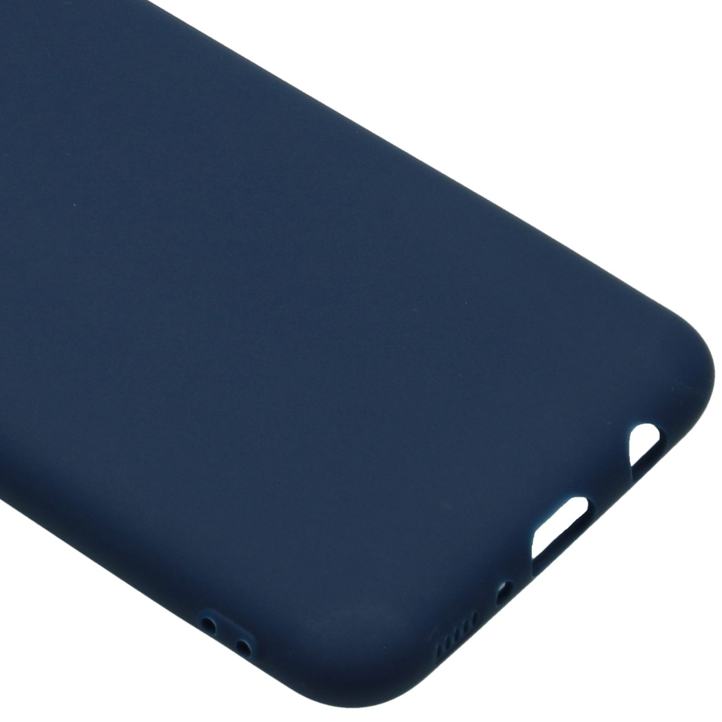 Primo piano di una custodia per telefono blu scuro che mostra il bordo inferiore con altoparlanti e fori.