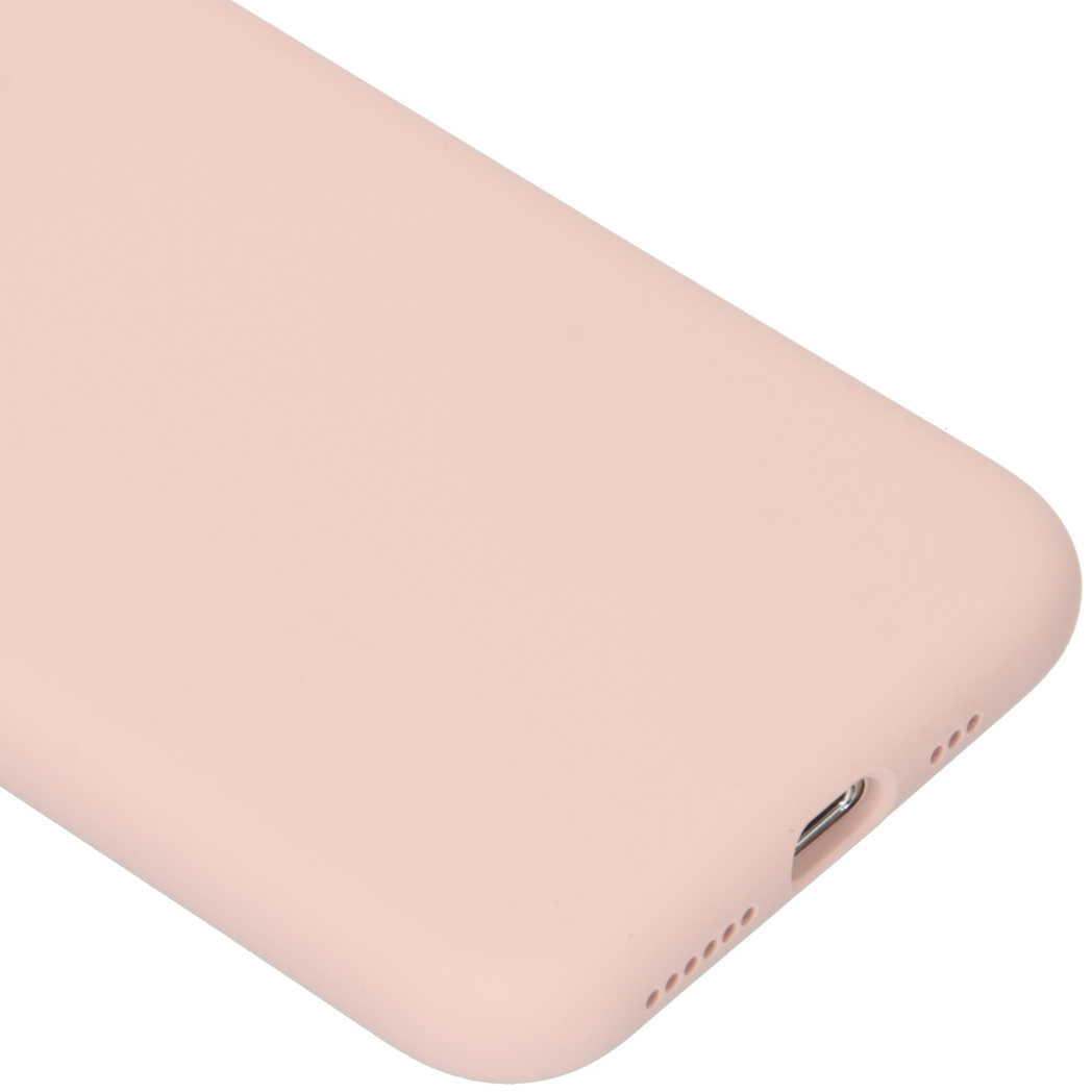 Gros plan sur une coque de téléphone rose avec port de charge et trous de haut-parleur.