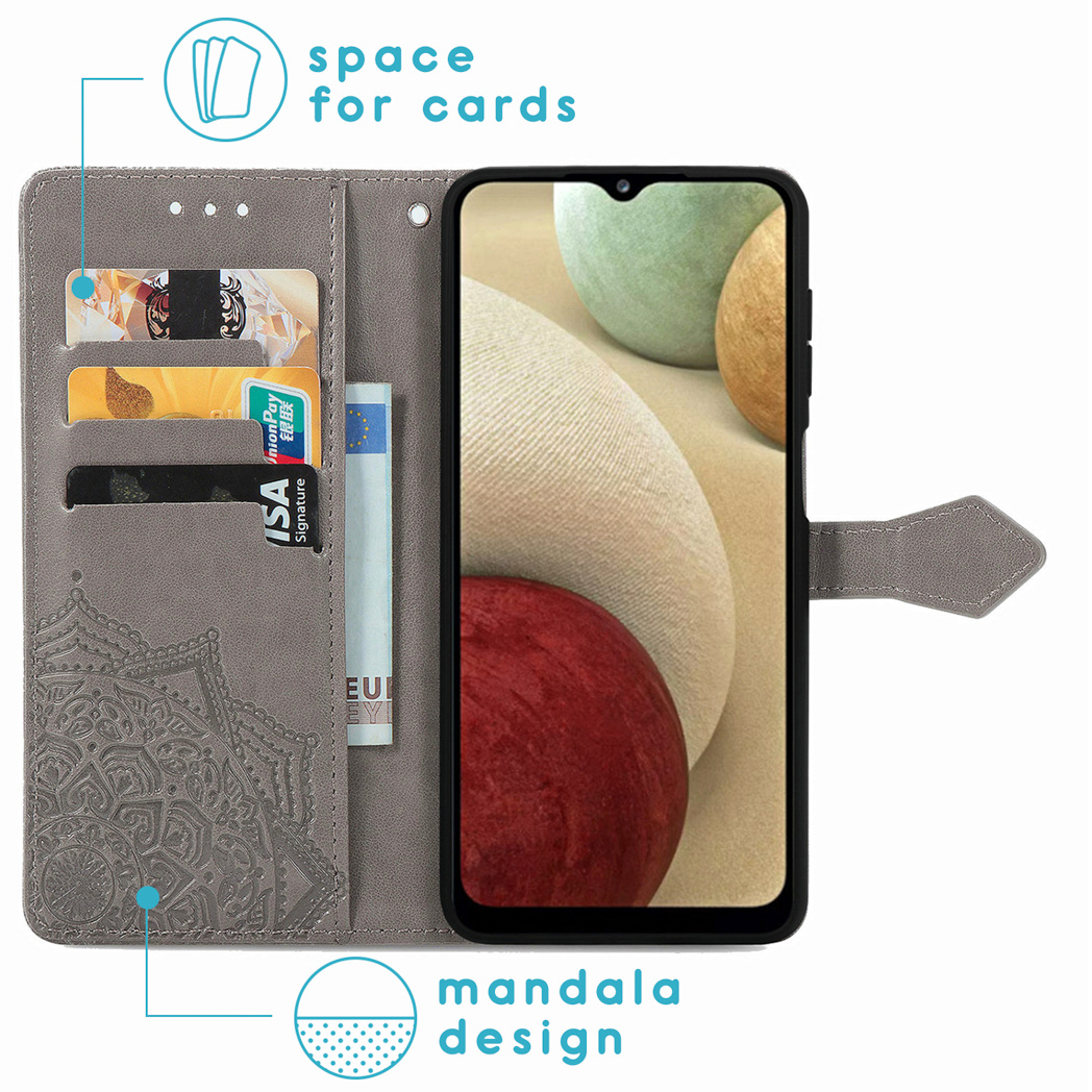 Grijze telefoonportemonnee met kaartsleuven, mandala-ontwerp en rood scherm.