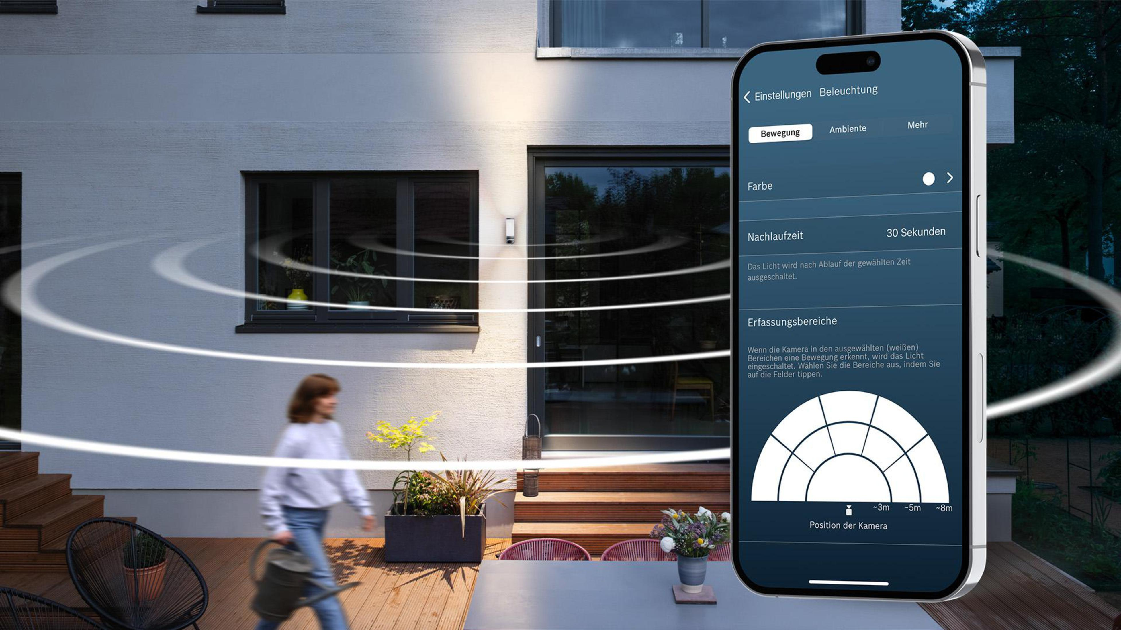 Eine Frau gießt Pflanzen auf der Terrasse. Telefon zeigt Smart Home-Einstellungen mit Lichtstrahl-Diagramm.