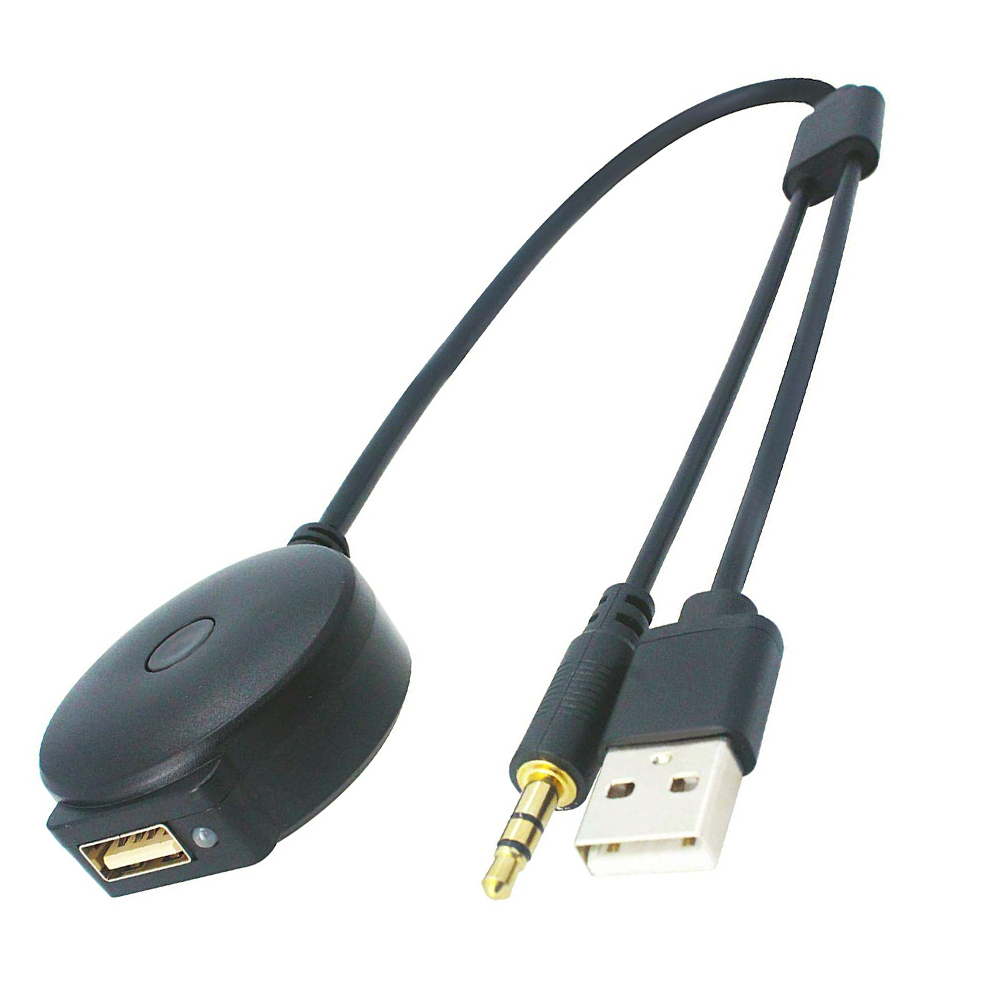 Schwarzes USB-zu-AUX-Kabel. Ein Ende hat USB, das andere AUX und einen Bluetooth-Empfänger.