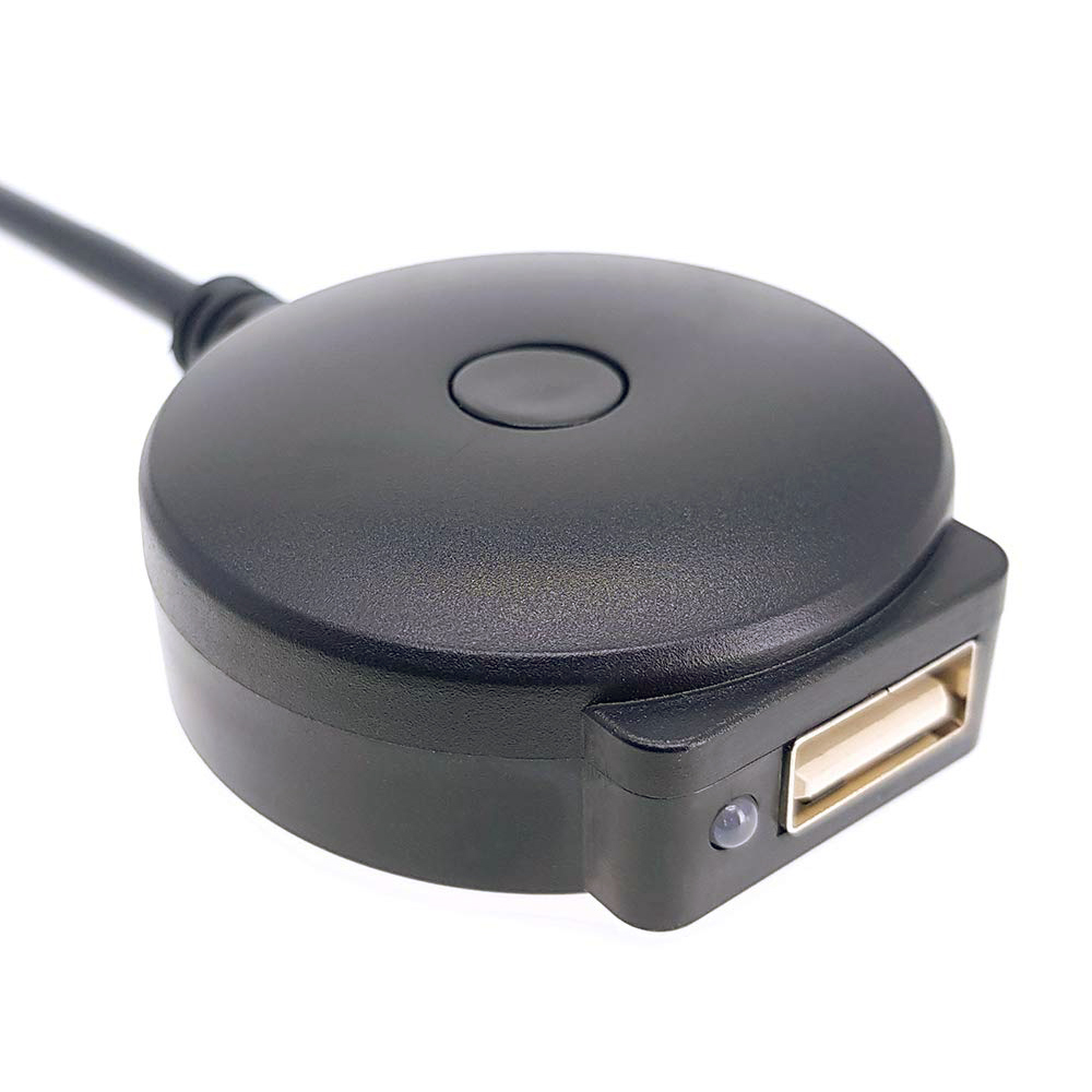 Schwarzer USB-Hub mit USB-Anschluss auf weißem Hintergrund.