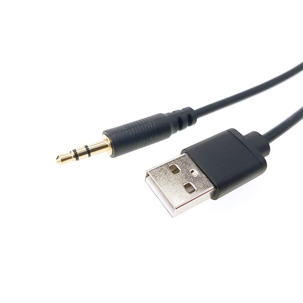 Schwarzes Audiokabel mit 3,5-mm-Klinke und USB-Anschluss. Auf weißem Hintergrund.