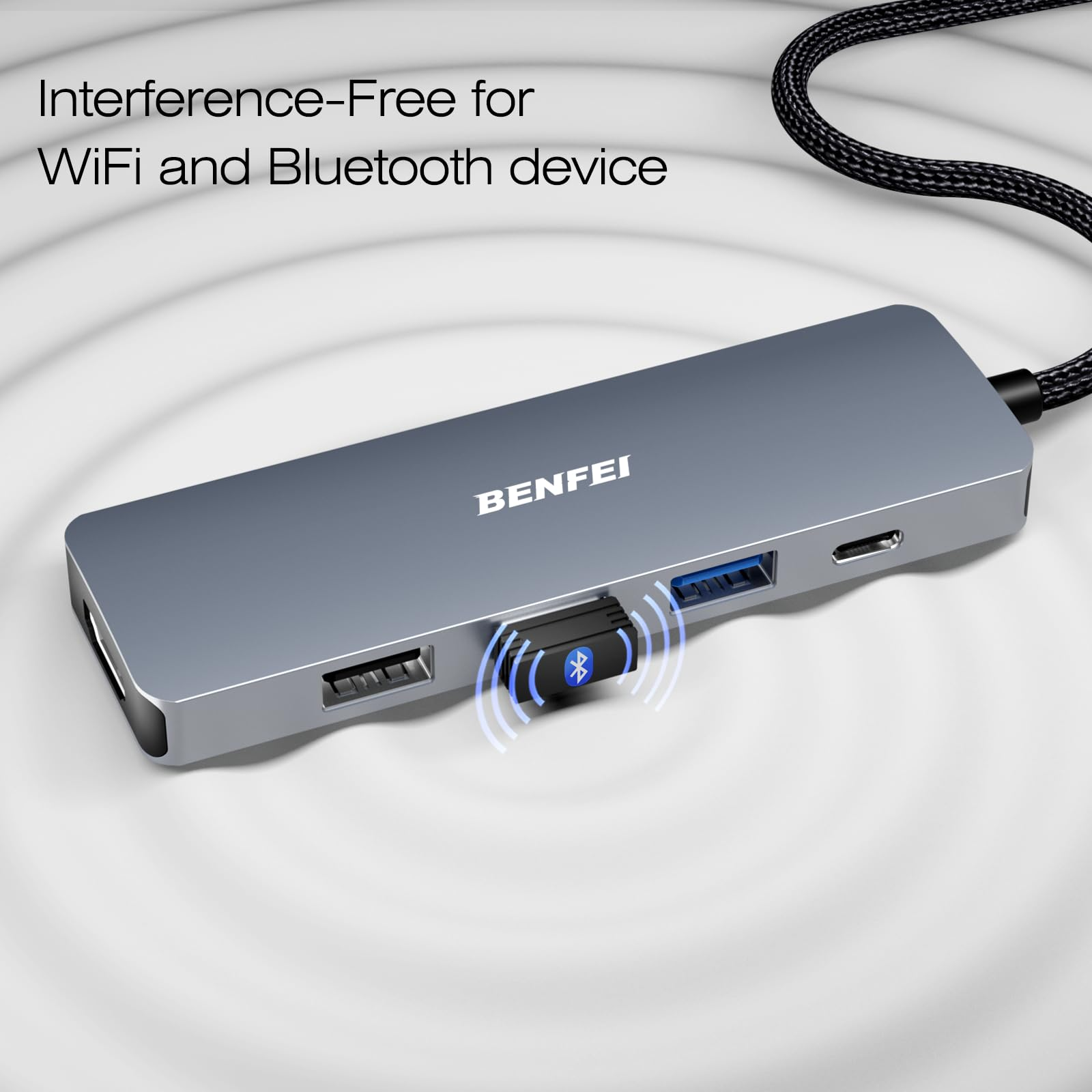 Ein silberner USB-Hub mit dem Text BENFEI und einem blauen Bluetooth-Symbol.