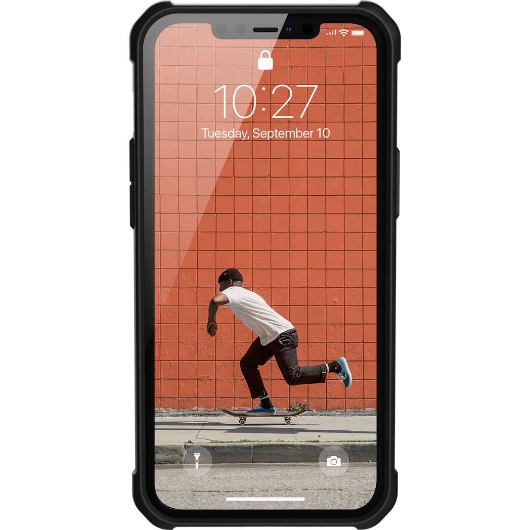 Ein Smartphone, das einen Mann beim Skateboarden zeigt. Das Telefon befindet sich in einer Schutzhülle vor einer orangefarbenen Backsteinmauer.
