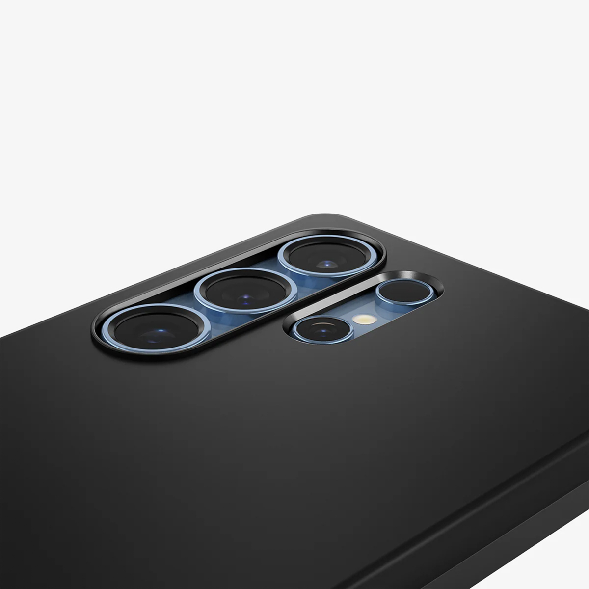 Coque de téléphone noire avec 3 caméras.