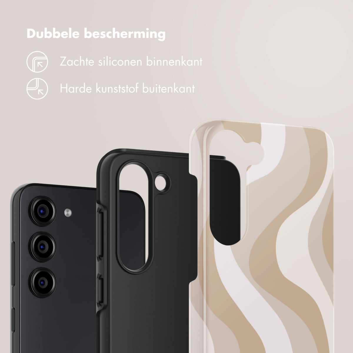 Tre custodie per telefono e un telefono. Le custodie hanno diversi design e colori.