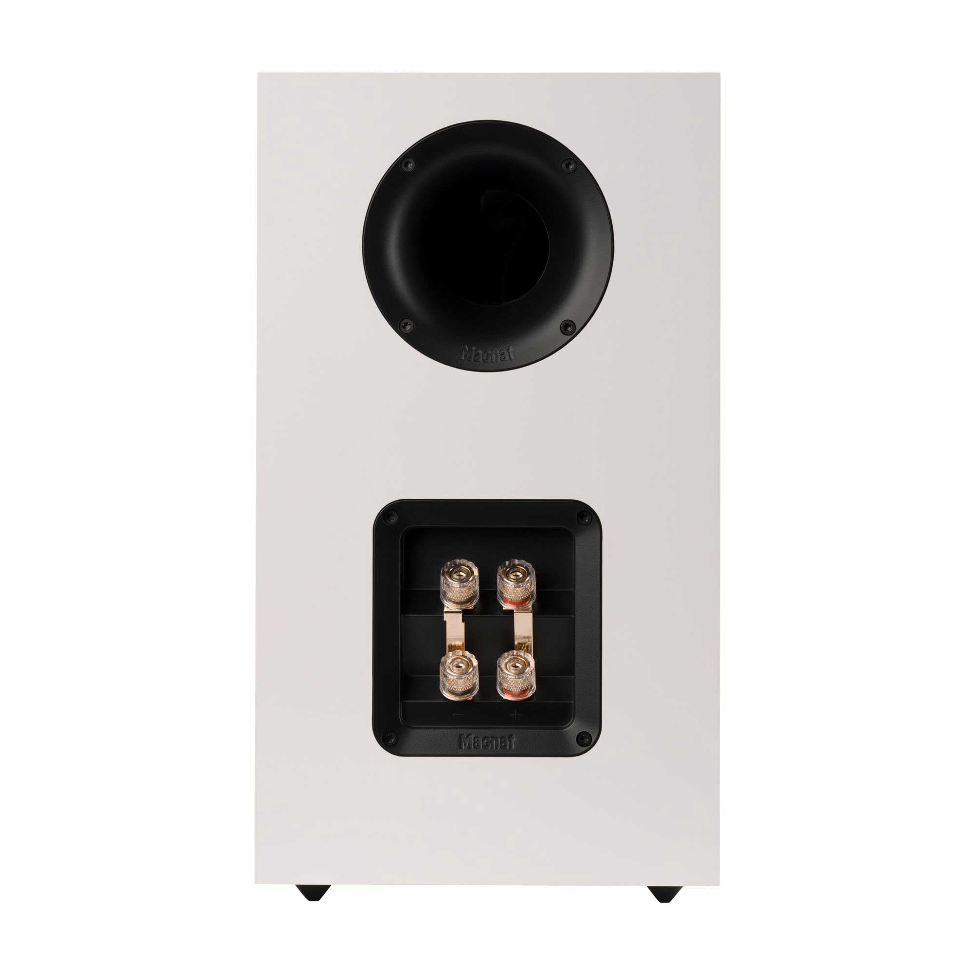 Rückseite eines weißen Lautsprechers mit schwarzem Subwoofer und Anschlussports. Der Markenname ist sichtbar.