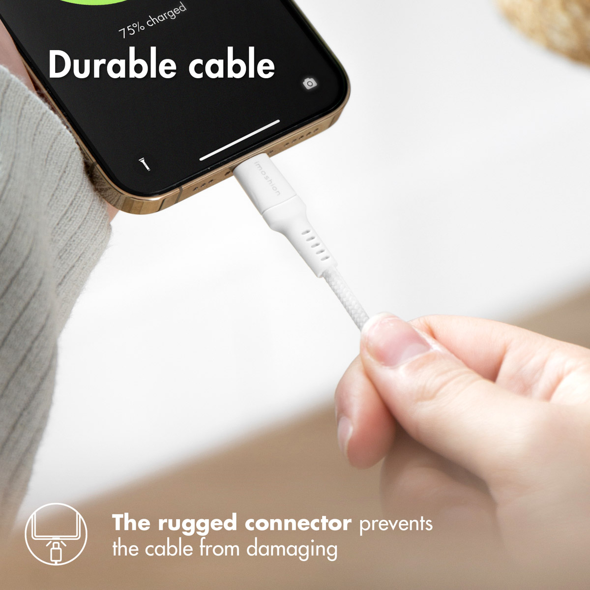 Un câble de chargement blanc connecté à un téléphone affichant la charge de la batterie.