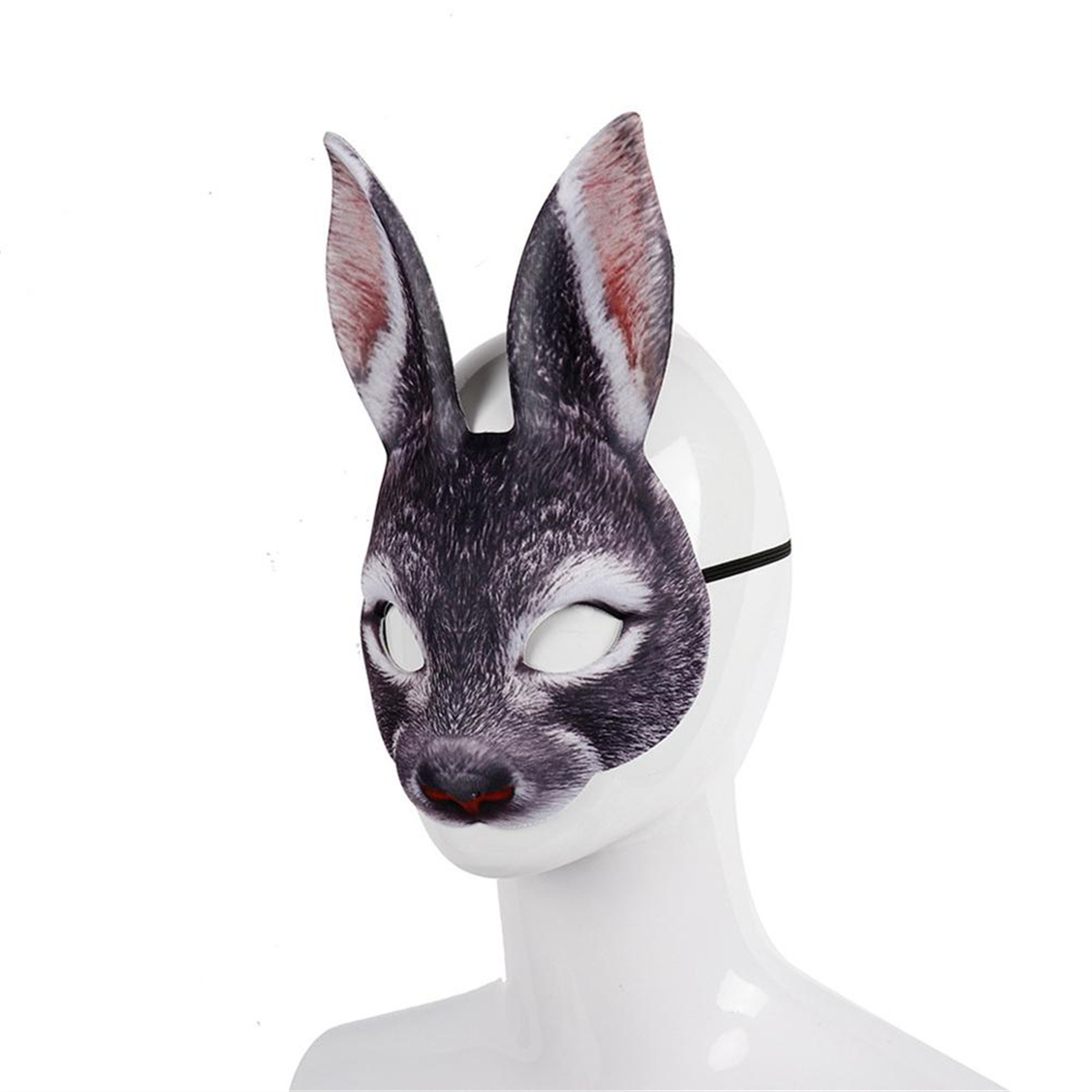 Hasenmaske auf einem Schaufensterkopf; schwarz und weiß mit sichtbaren Ohren und roter Nase.