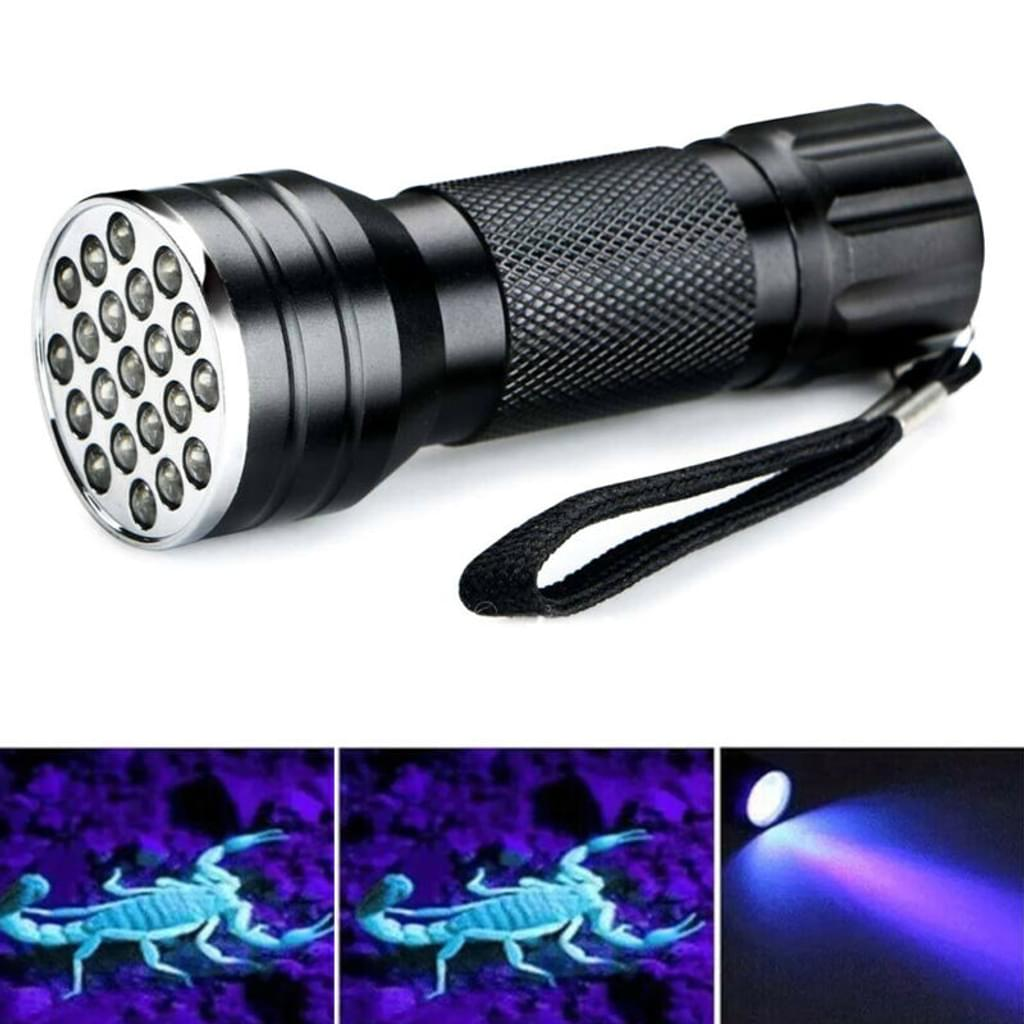 Eine schwarze UV-Taschenlampe mit mehreren LEDs und Bildern von leuchtenden Skorpionen.