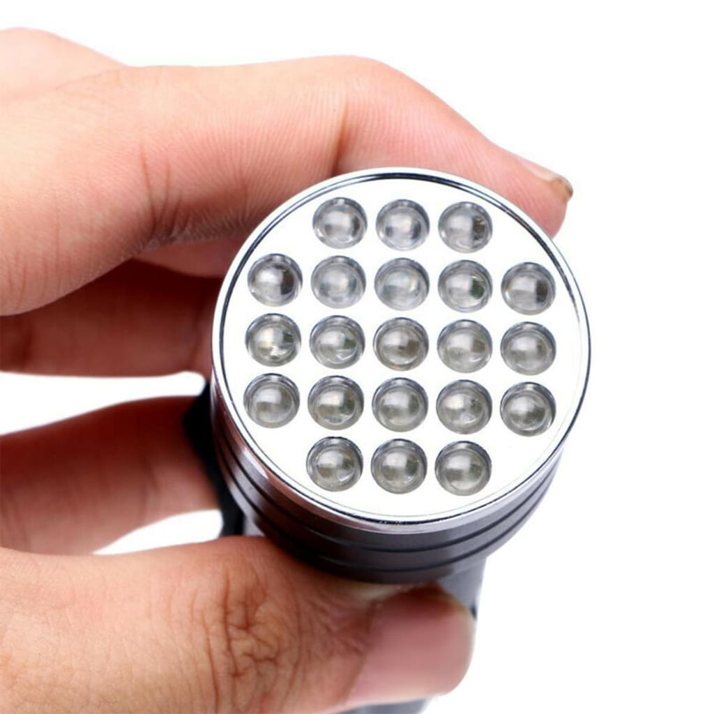 Hand hält eine runde LED-Leuchte mit 20 kleinen Lichtern.