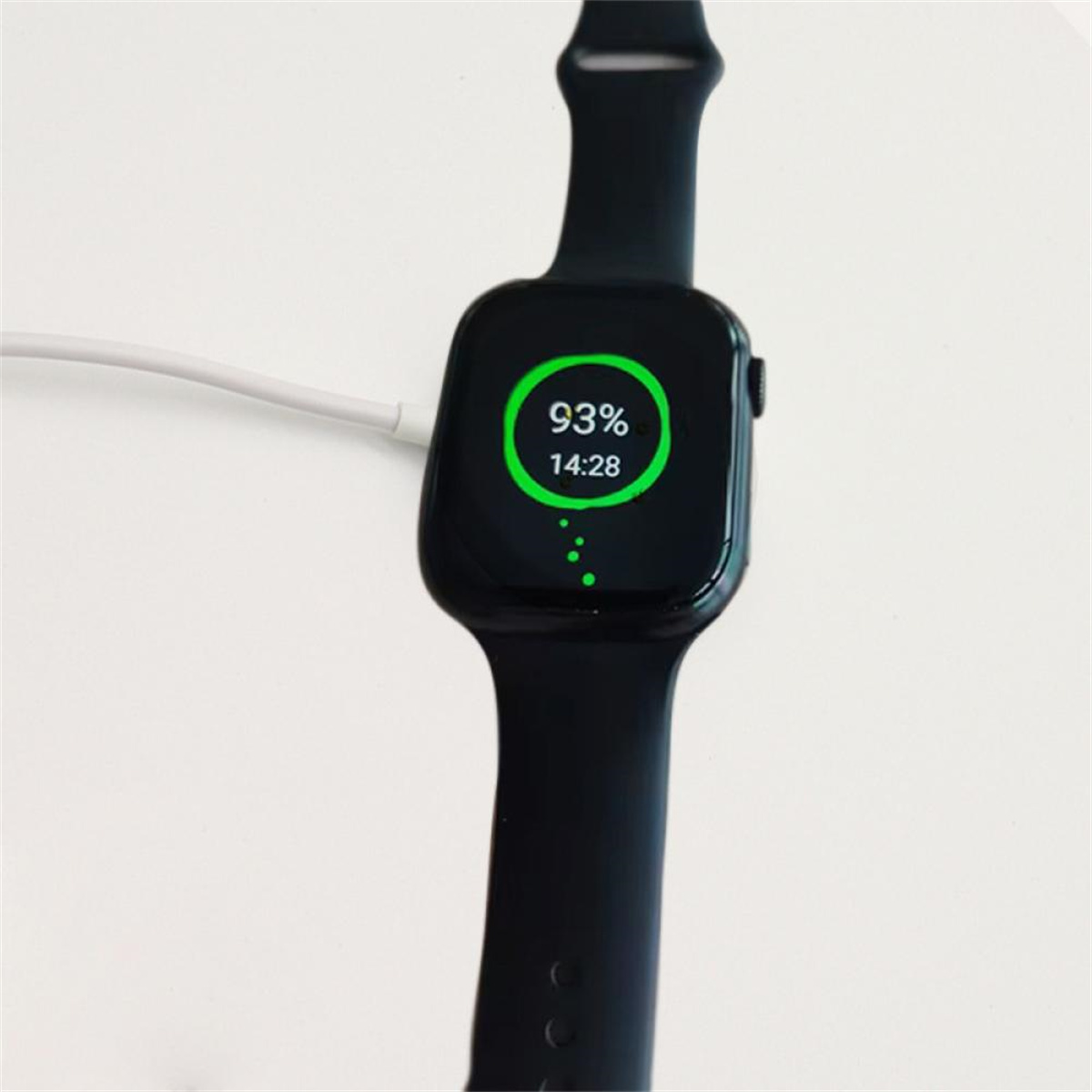 Eine schwarze Smartwatch, die geladen wird und 93 % mit einem Ladesymbol anzeigt.
