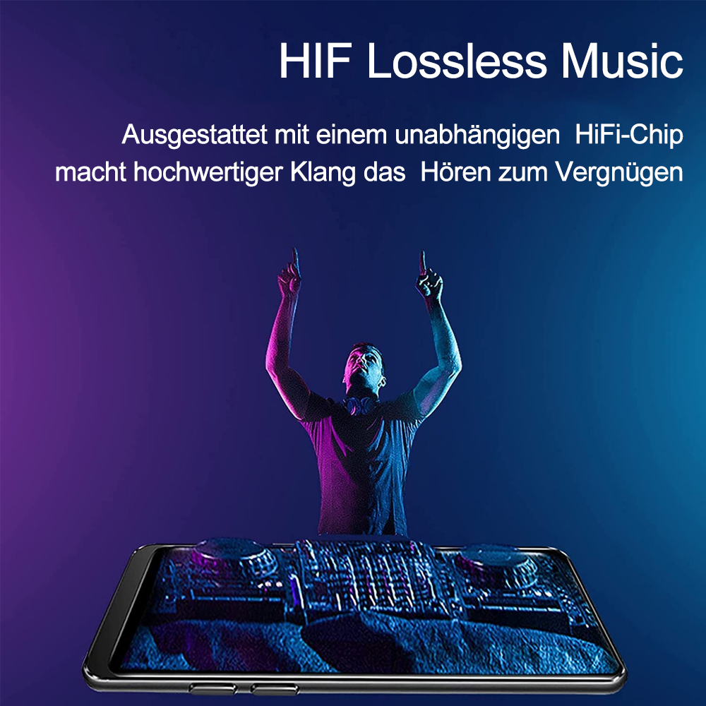 Ein Mann mit Kopfhörern zeigt auf einen Telefonbildschirm, der ein DJ-Setup zeigt, mit blauem/lila Licht.