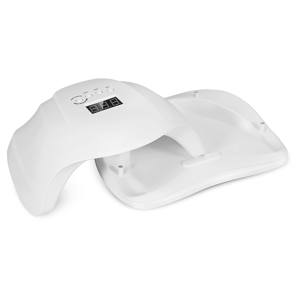 Weiße Nagellampe, offen, auf weißer Oberfläche. Die Lampe hat Digitalanzeige und Knöpfe.