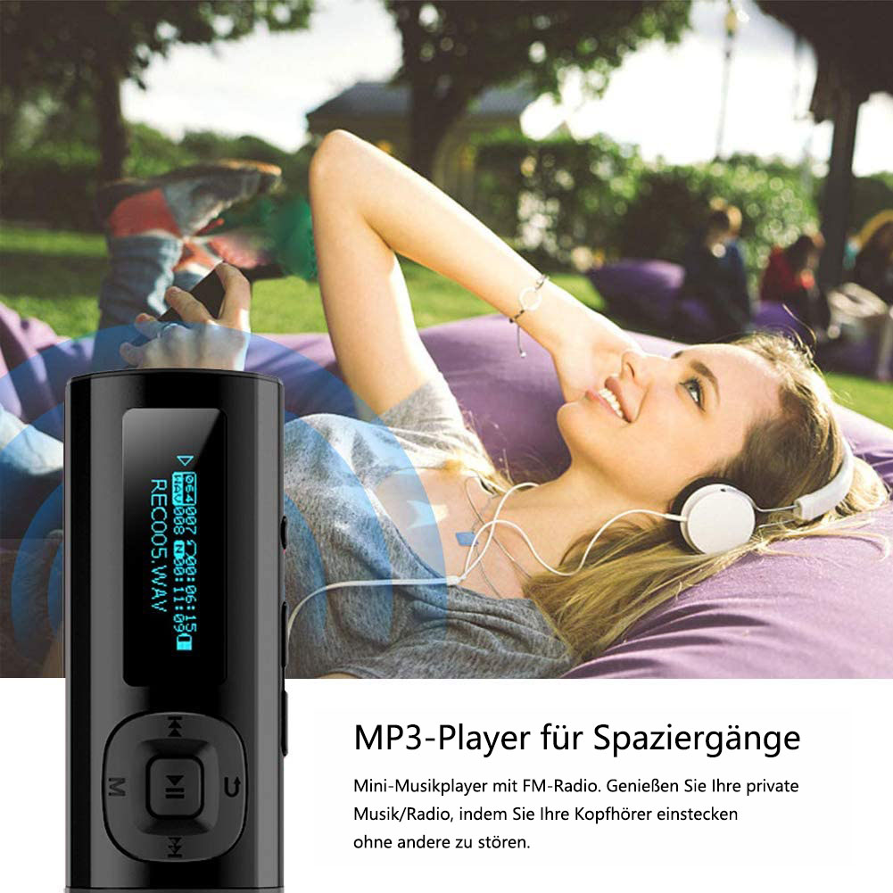 Eine Frau hört Musik mit Kopfhörern, während sie liegt. Ein MP3-Player ist sichtbar.