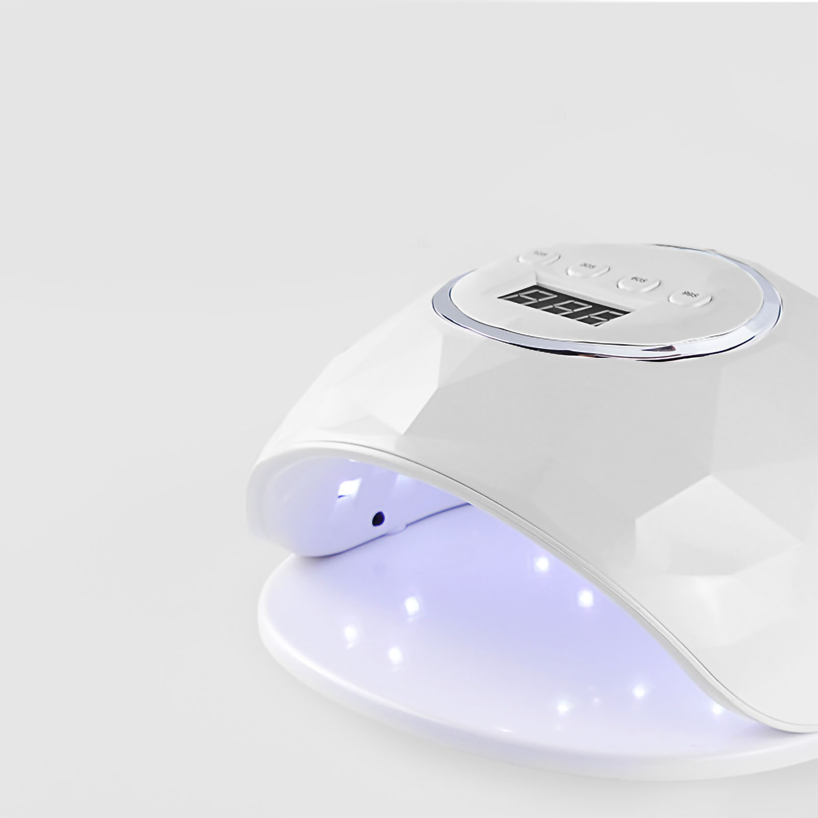 Weiße UV-Nagellampe mit Digitalanzeige und LED-Leuchten. Auf weißem Hintergrund.