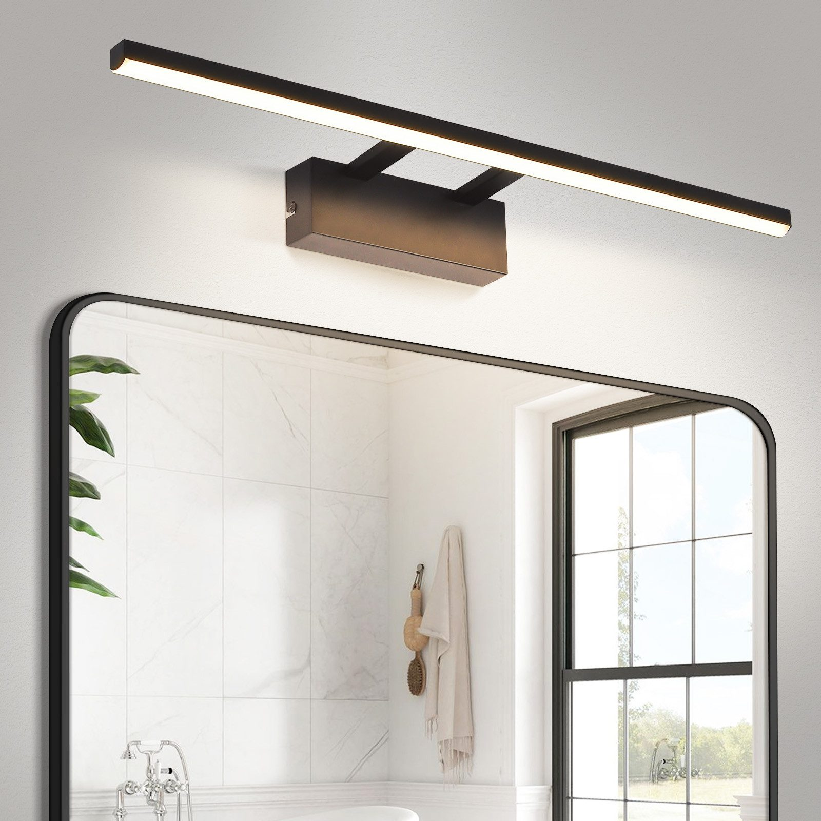 Uno specchio da bagno nero con un'apparecchio di illuminazione rettangolare sopra.