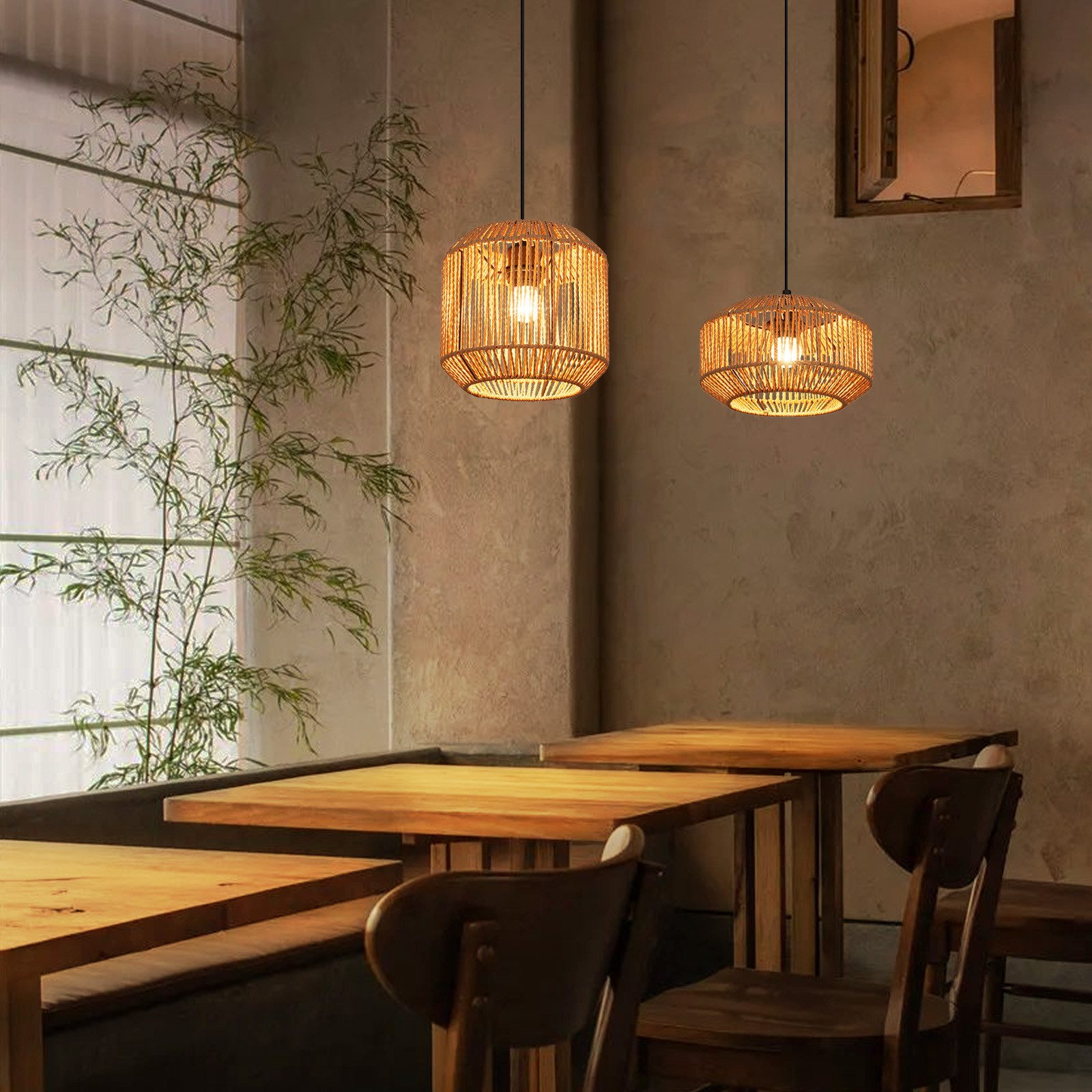 Dwie lampy wiszące z plecionymi kloszami wiszące w pokoju.
