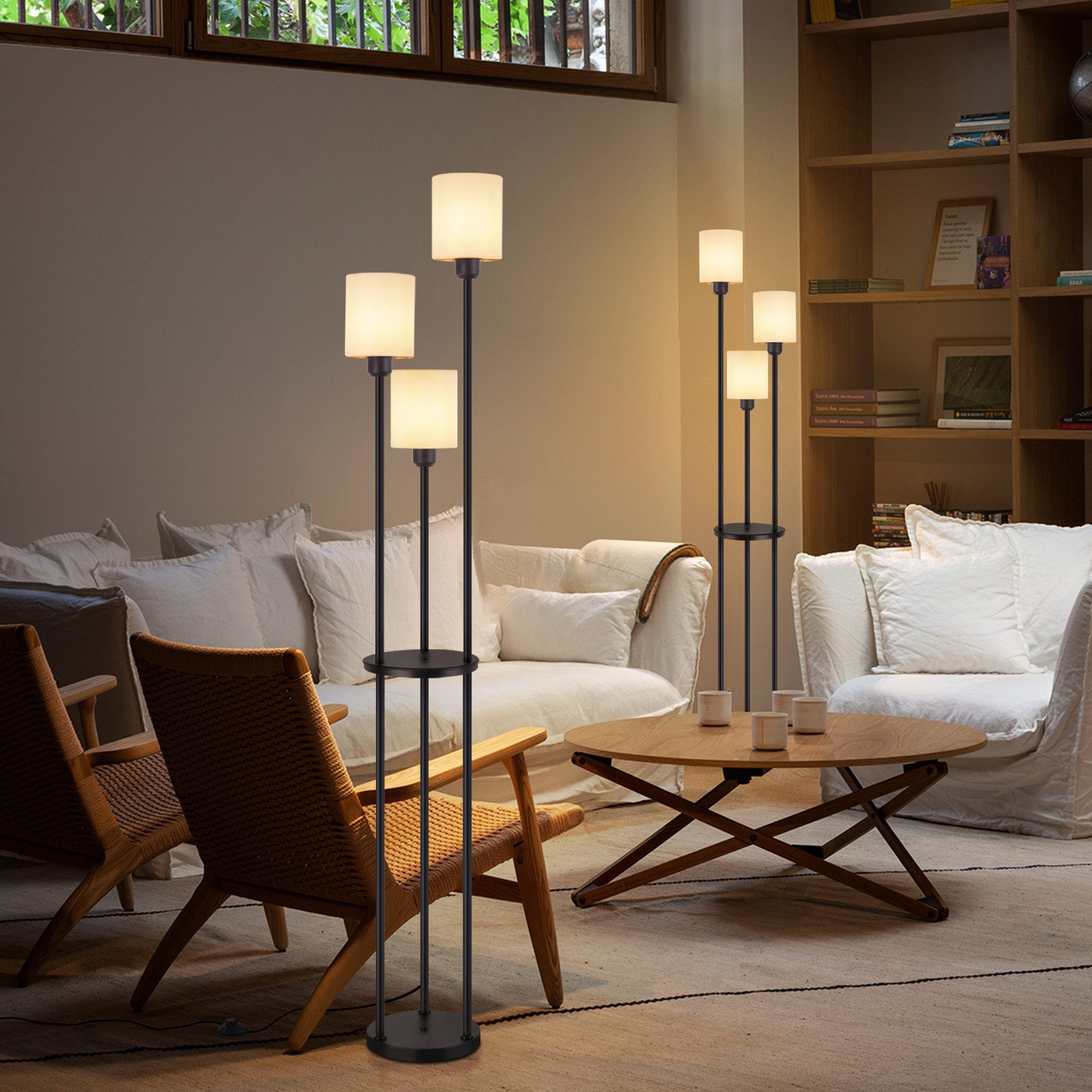 Salon z trzema czarnymi lampami podłogowymi i białymi meblami.