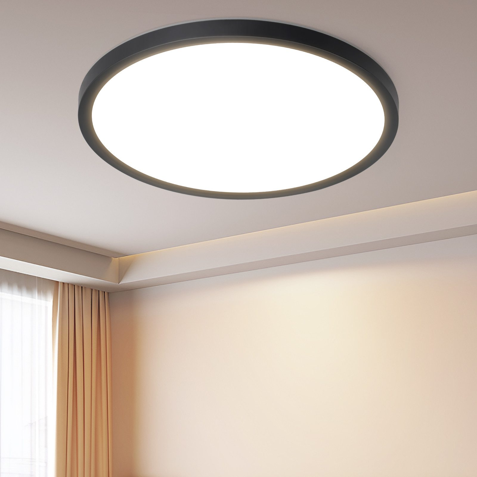 Una luz de techo redonda y blanca con borde negro, montada en un techo blanco.