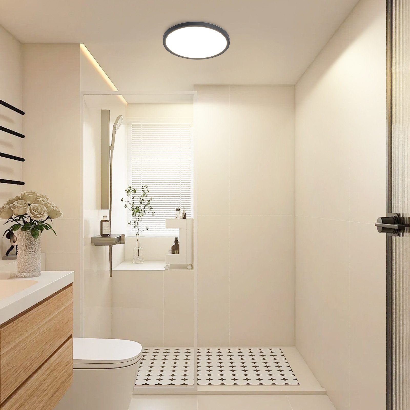 Un bagno moderno con piastrelle bianche, wc, lavandino, doccia e plafoniera.