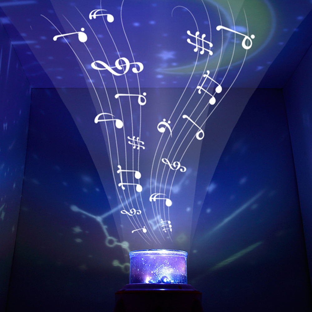 Musiknoten werden von einem Gerät auf eine Wand projiziert, mit sternförmigem Hintergrund und Mond.