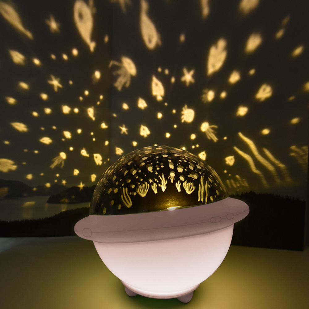 Ein Planetariumsprojektor zeigt einen Sternenhimmel und Unterwasser-Kreaturen-Projektionen.