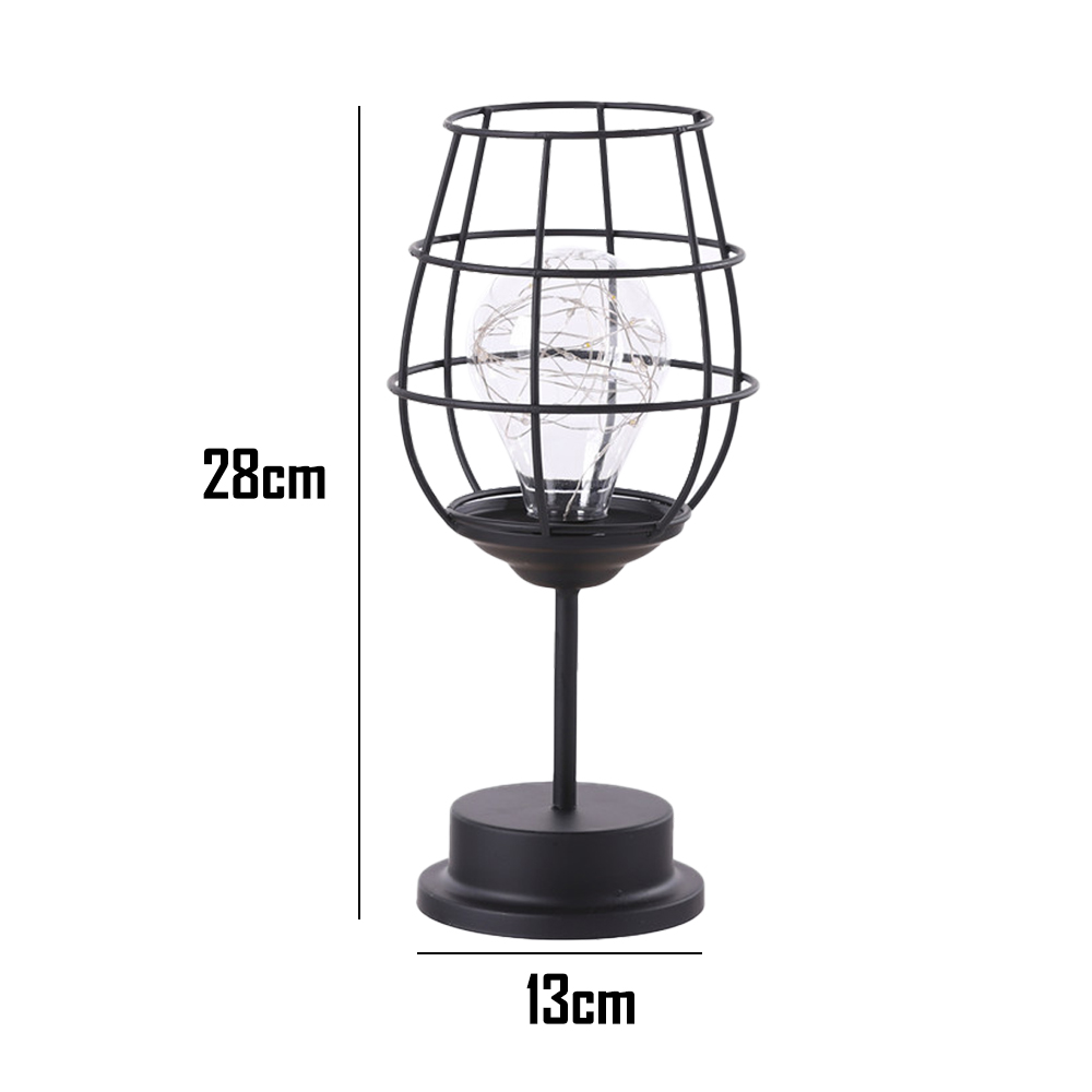 Eine schwarze Metallkäfiglampe mit einer Glühbirne im Inneren. Die Abmessungen sind 28 cm hoch und 13 cm breit.