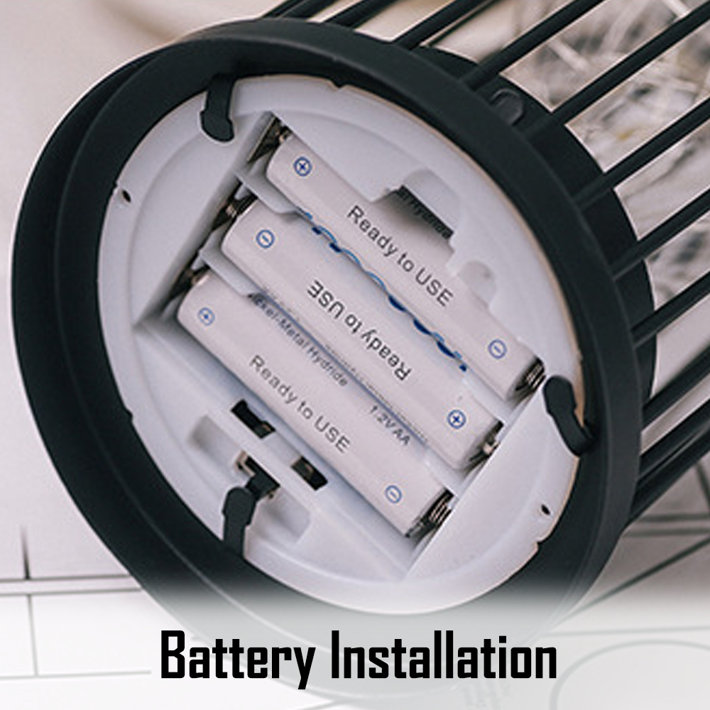 Nahaufnahme des Batteriefachs mit drei installierten AA-Batterien, gebrauchsfertig.