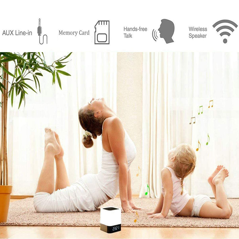 Frau und Kind machen Yoga in der Nähe eines Lautsprechers mit Noten.