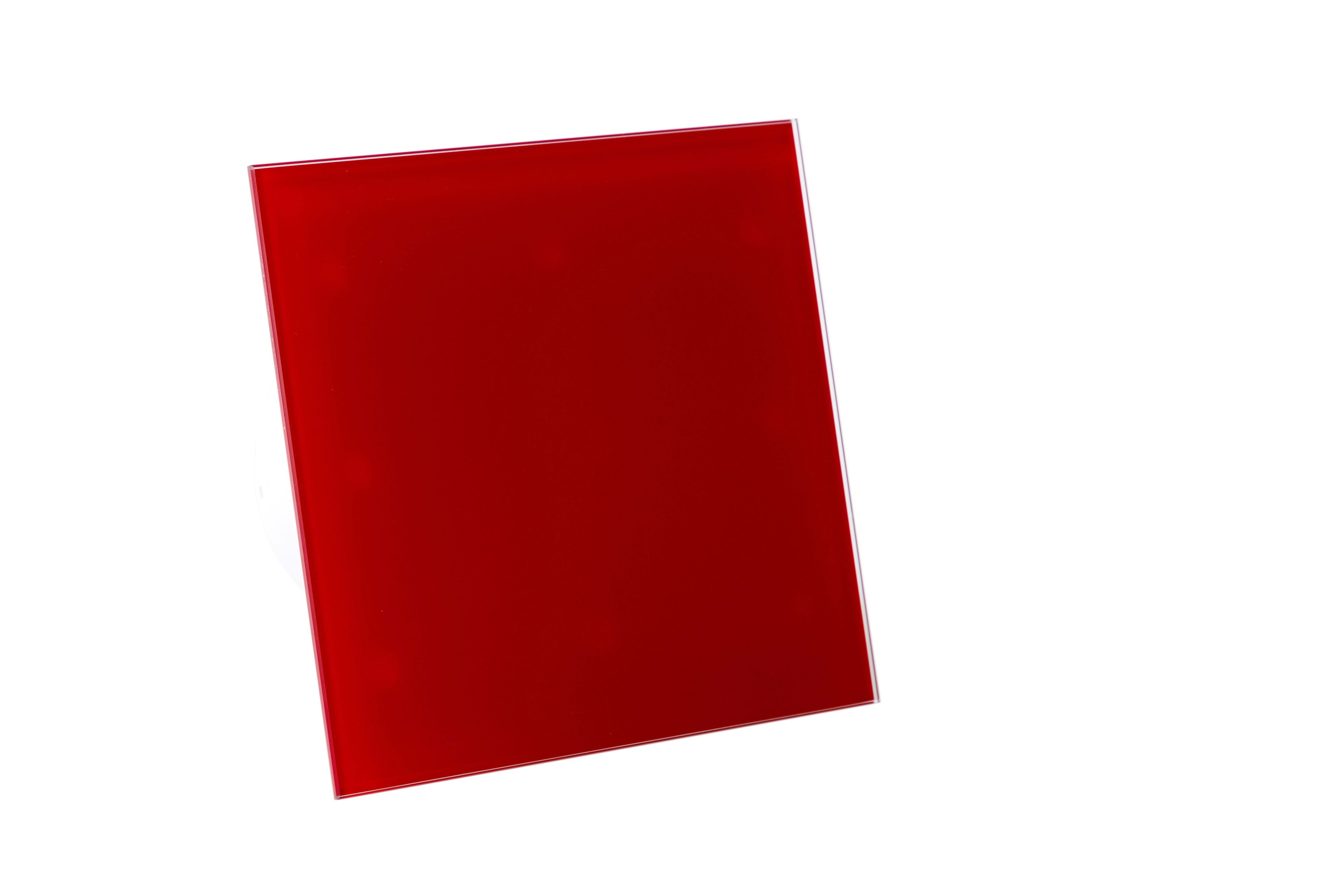 Rotes quadratisches Glas auf Weiß. Das Glas reflektiert Licht und erzeugt ein helles Aussehen.