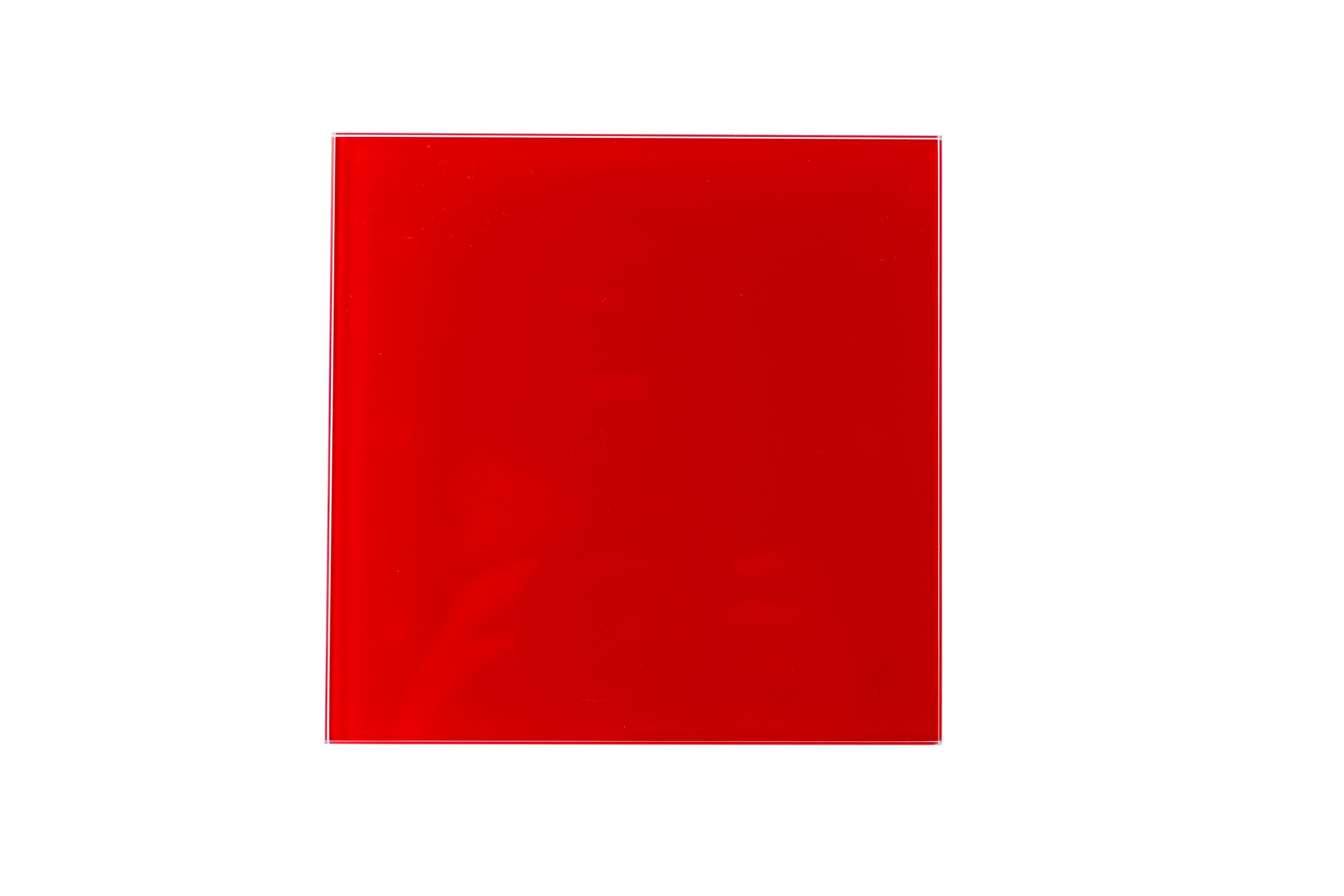 Rotes Quadrat auf weißem Hintergrund, einfach und sauber.