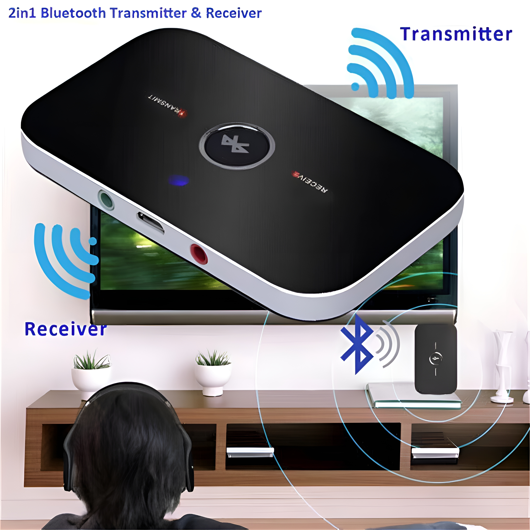 Ein schwarzer 2in1 Bluetooth-Sender und -Empfänger, mit einem Fernseher im Hintergrund und Kopfhörern und einer Fernbedienung.